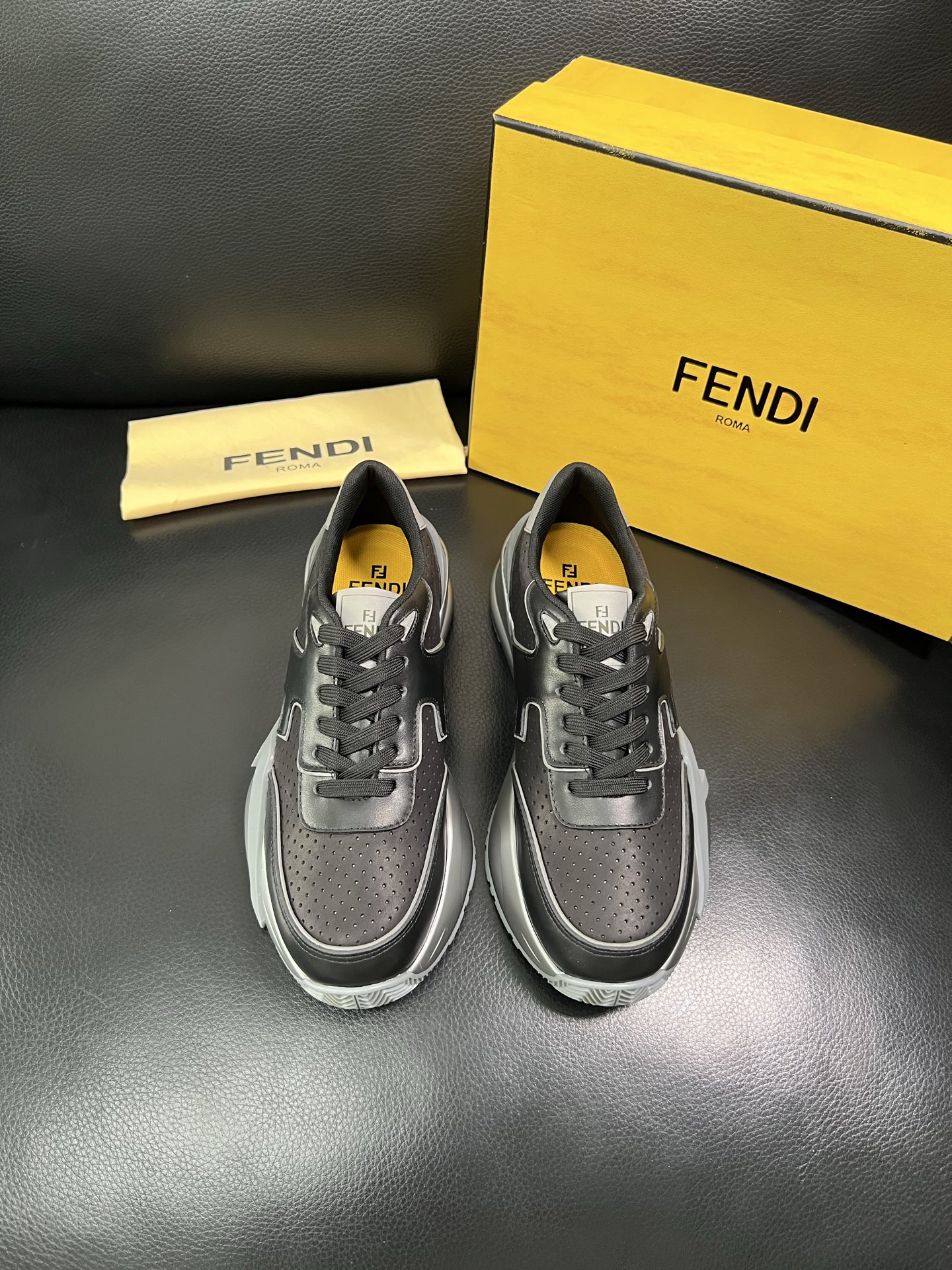 FENDI 顶级代购 芬迪 专柜同步原厂配置，意大利进口原版面料，透气舒适牛皮内里垫，鞋底：原厂特供原版
