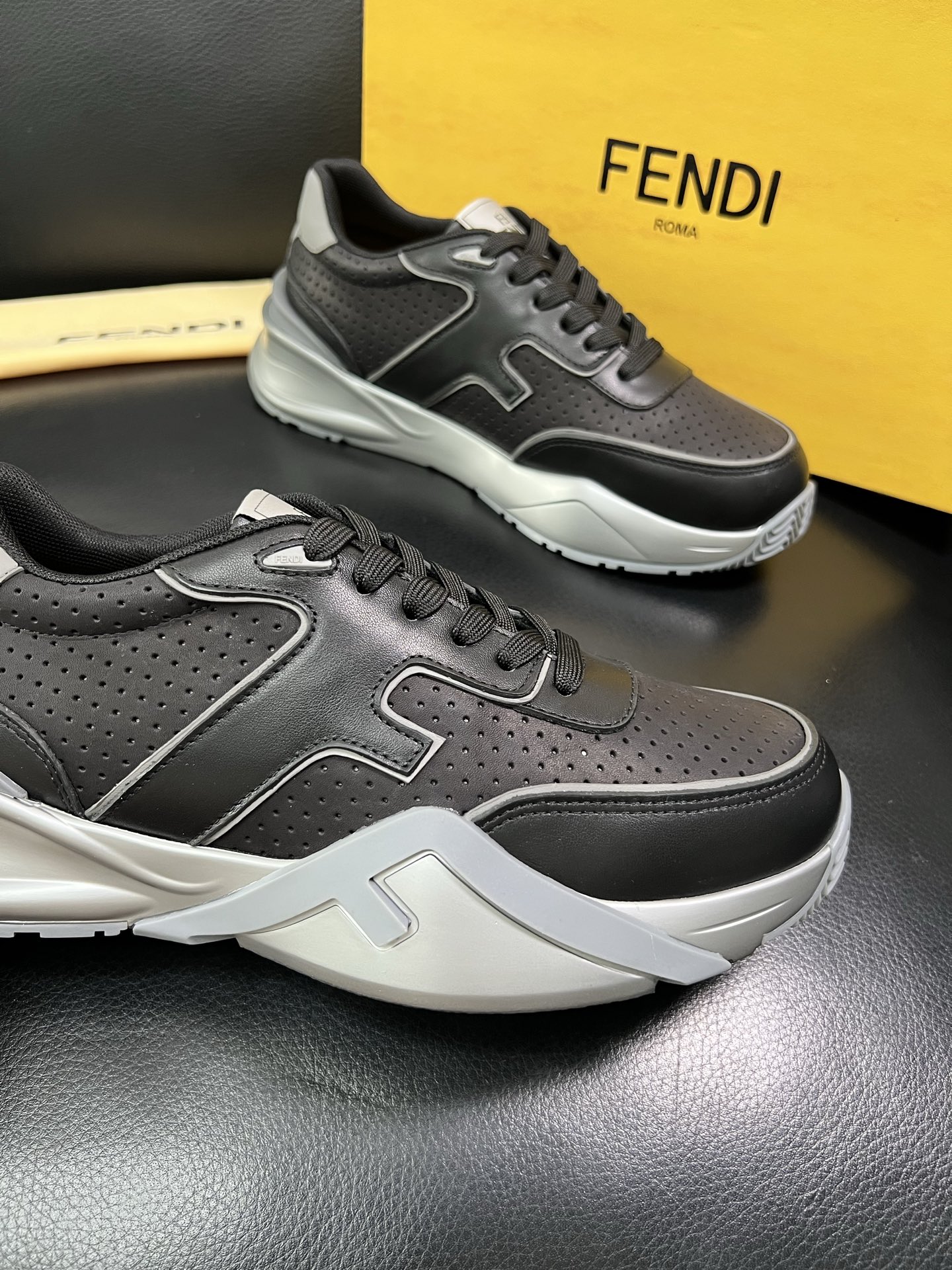 FENDI 顶级代购 芬迪 专柜同步原厂配置，意大利进口原版面料，透气舒适牛皮内里垫，鞋底：原厂特供原版