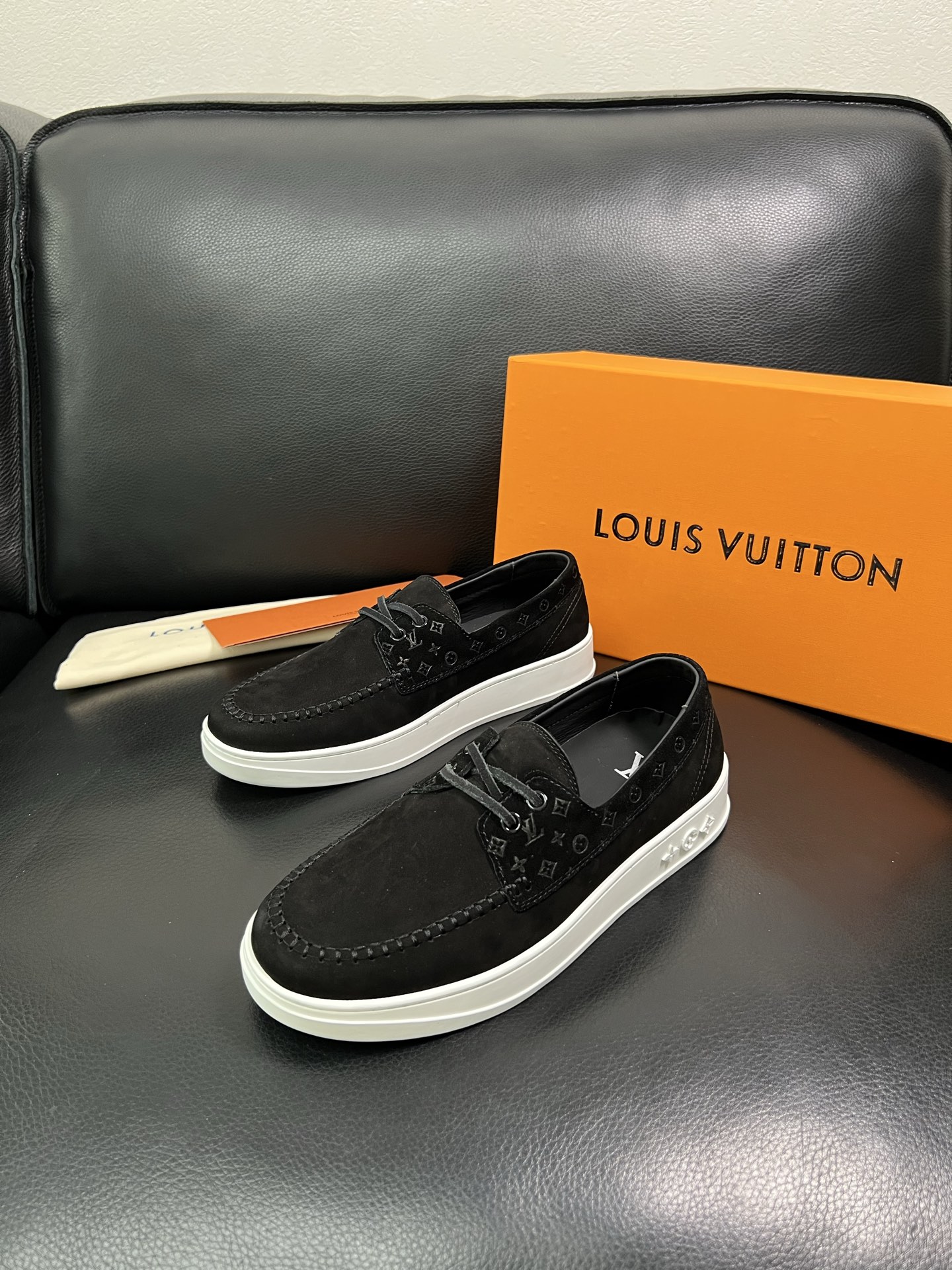 Lv 顶级代购 路易威登，一脚蹬运动板鞋专柜同步，鞋面意大利进口，高品质拼接缤纷色彩复杂工艺品，进口牛里