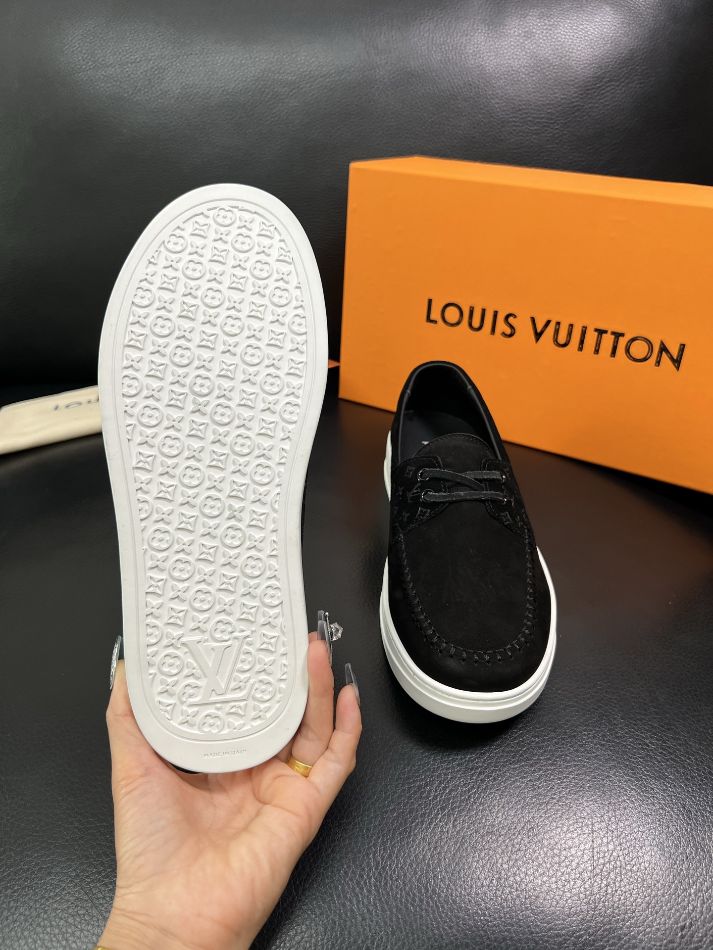 Lv 顶级代购 路易威登，一脚蹬运动板鞋专柜同步，鞋面意大利进口，高品质拼接缤纷色彩复杂工艺品，进口牛里