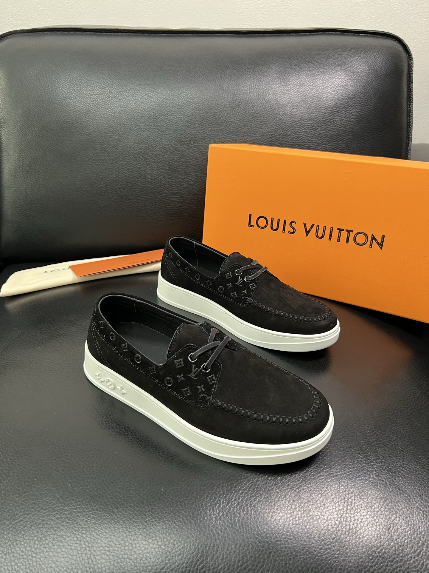 Lv 顶级代购 路易威登，一脚蹬运动板鞋专柜同步，鞋面意大利进口，高品质拼接缤纷色彩复杂工艺品，进口牛里