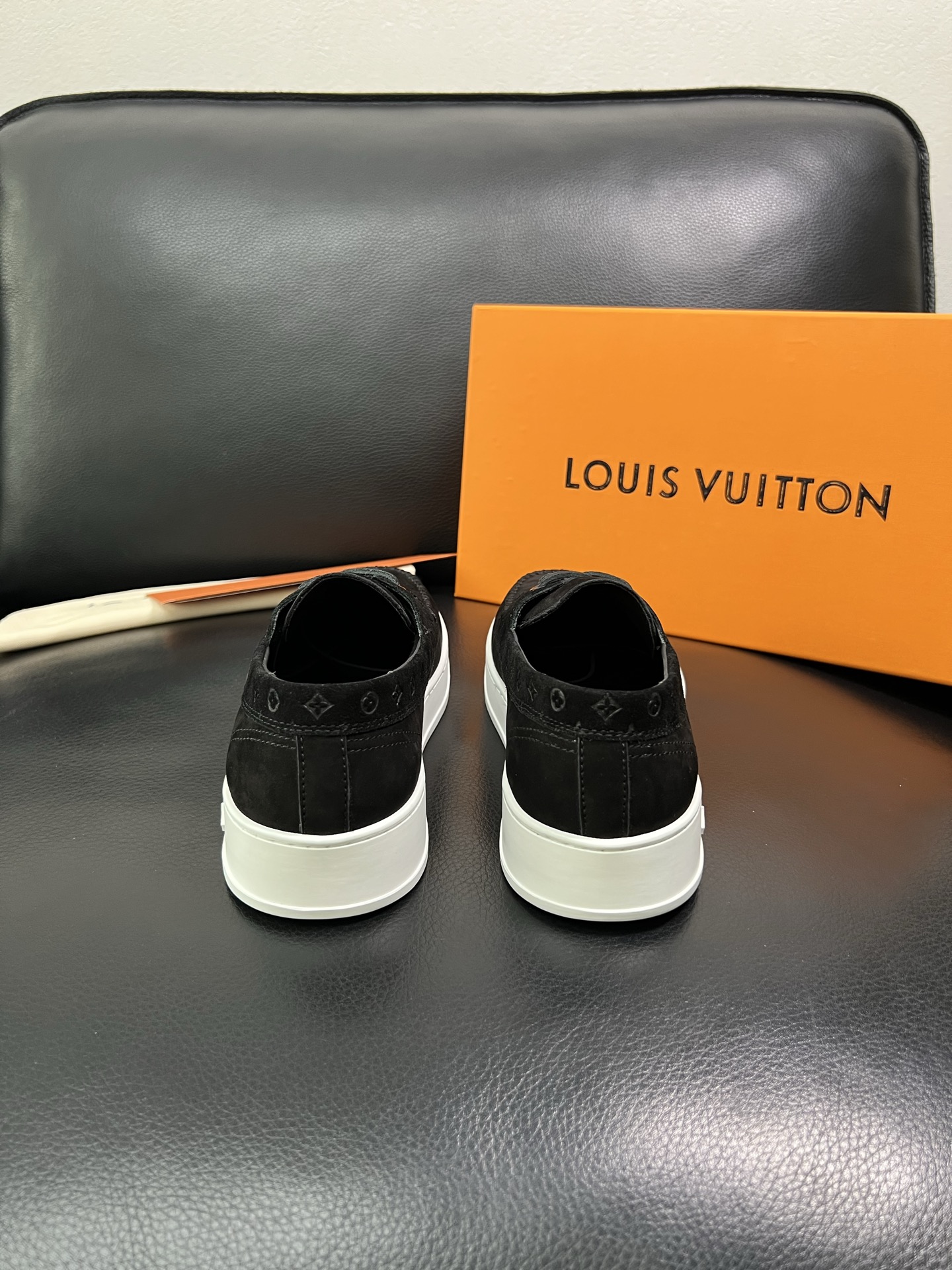 Lv 顶级代购 路易威登，一脚蹬运动板鞋专柜同步，鞋面意大利进口，高品质拼接缤纷色彩复杂工艺品，进口牛里