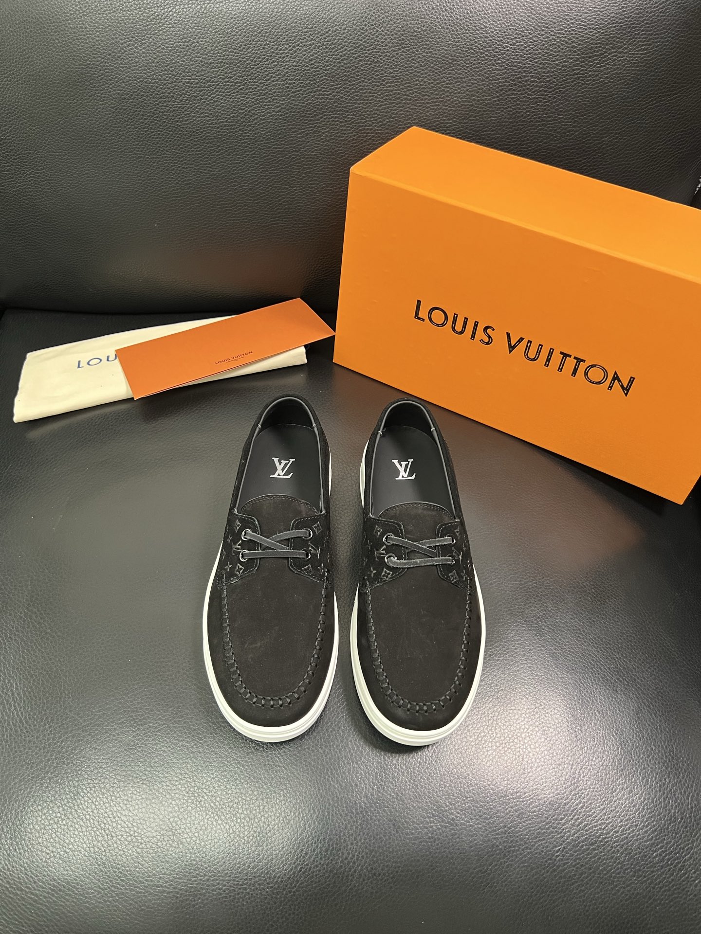 Lv 顶级代购 路易威登，一脚蹬运动板鞋专柜同步，鞋面意大利进口，高品质拼接缤纷色彩复杂工艺品，进口牛里