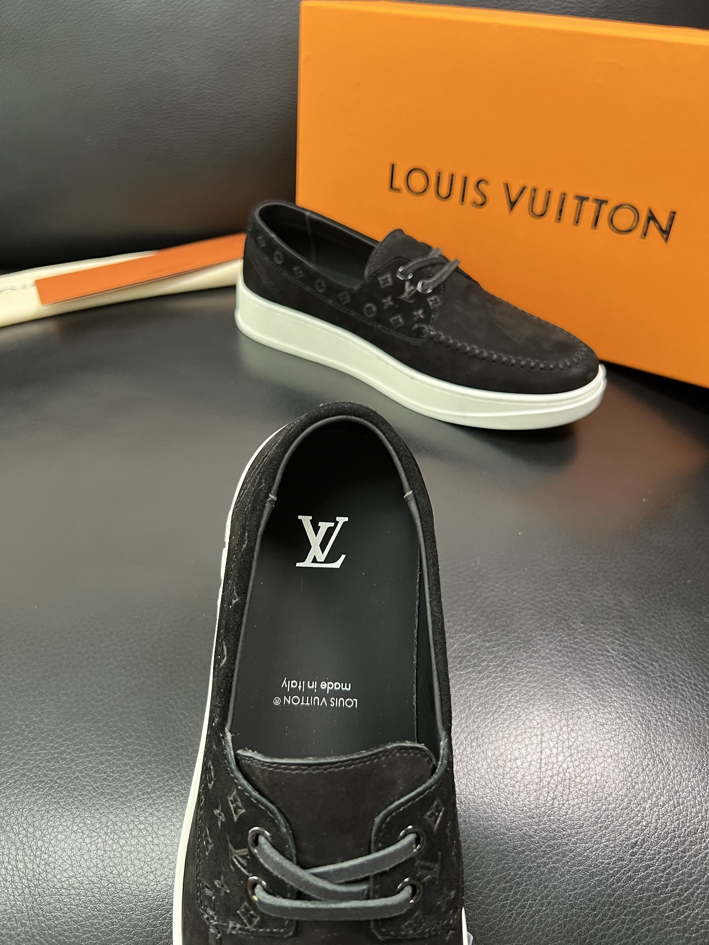 Lv 顶级代购 路易威登，一脚蹬运动板鞋专柜同步，鞋面意大利进口，高品质拼接缤纷色彩复杂工艺品，进口牛里