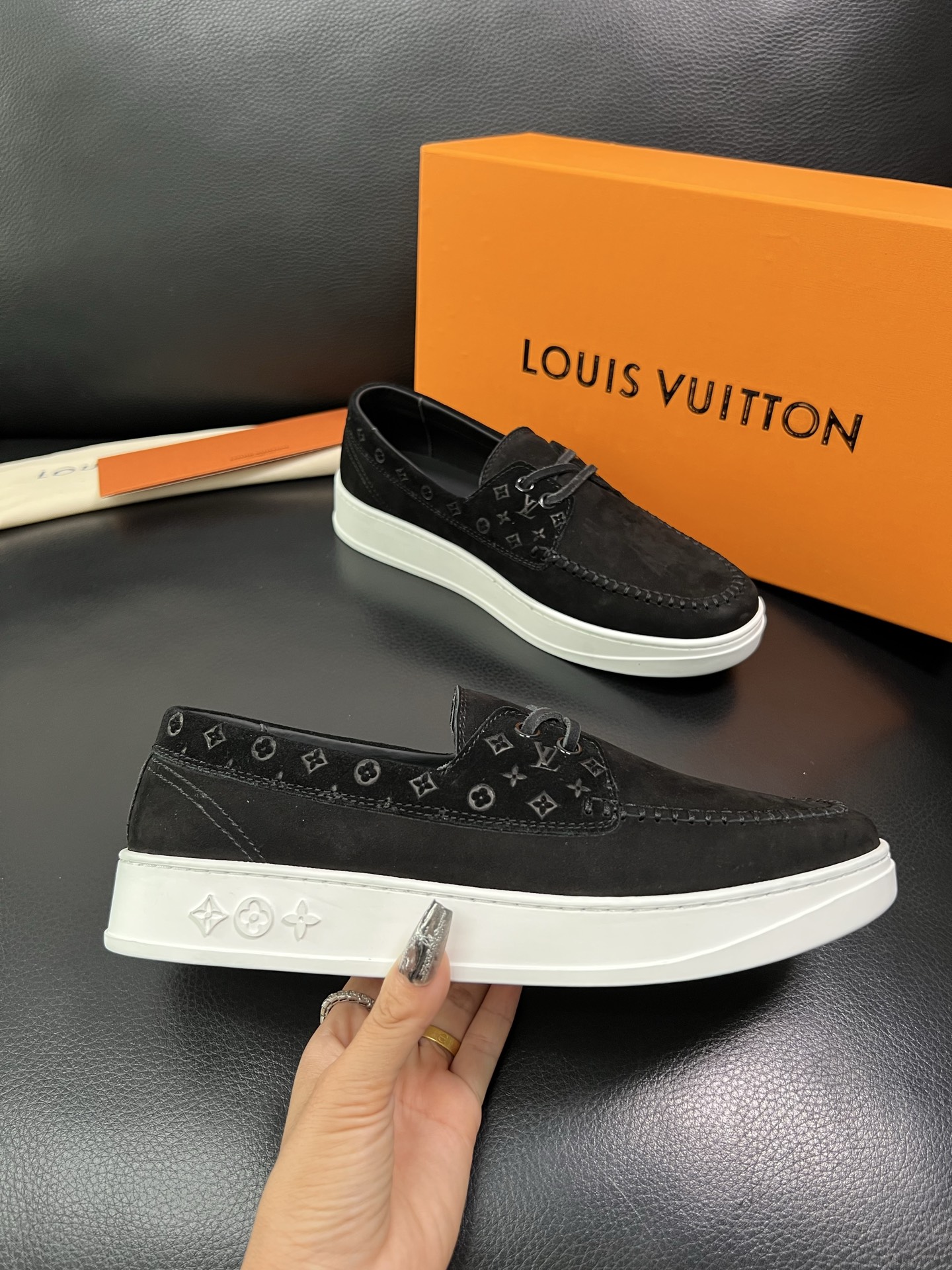 Lv 顶级代购 路易威登，一脚蹬运动板鞋专柜同步，鞋面意大利进口，高品质拼接缤纷色彩复杂工艺品，进口牛里