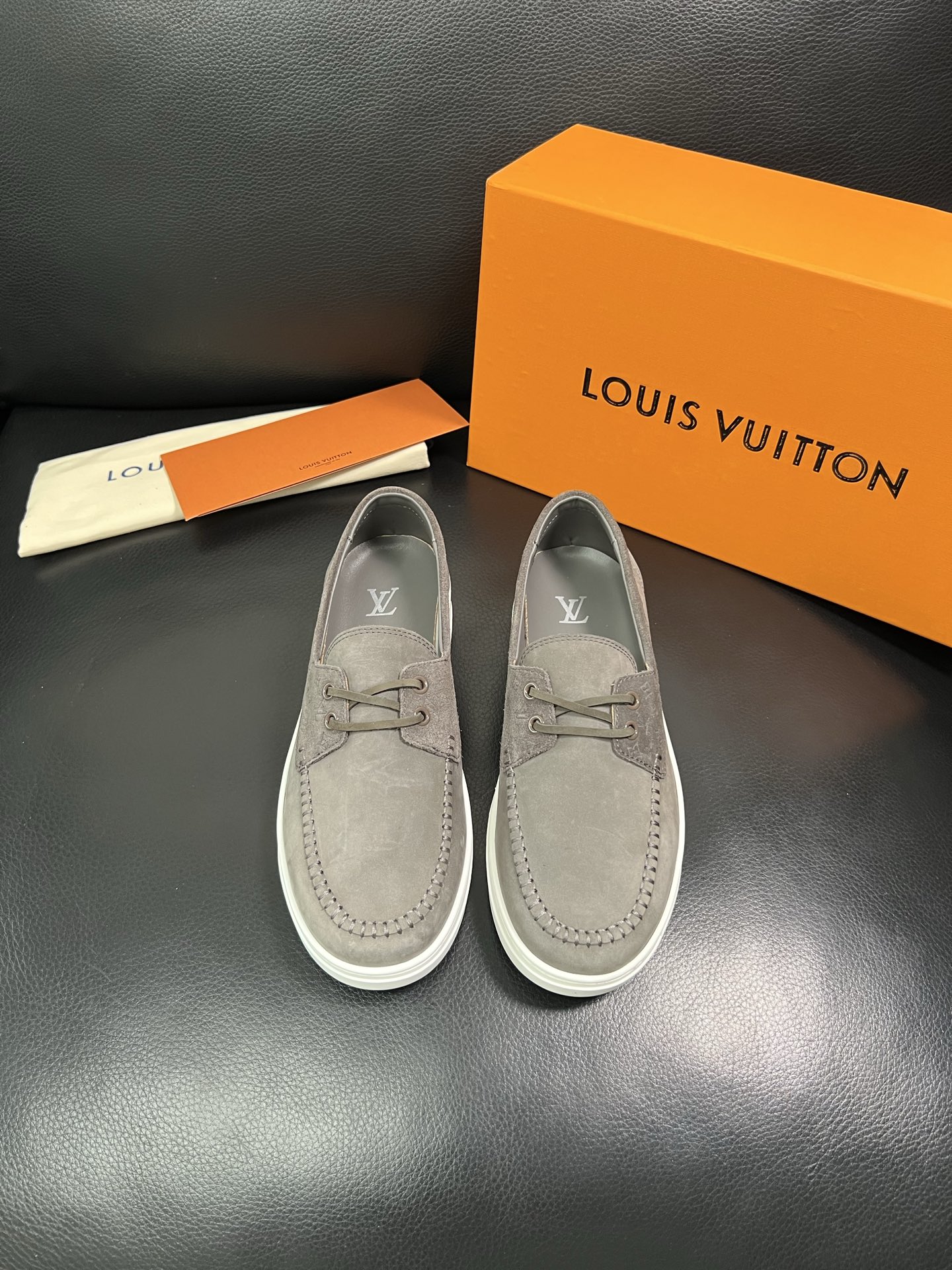 Lv 顶级代购 路易威登，一脚蹬运动板鞋专柜同步，鞋面意大利进口，高品质拼接缤纷色彩复杂工艺品，进口牛里