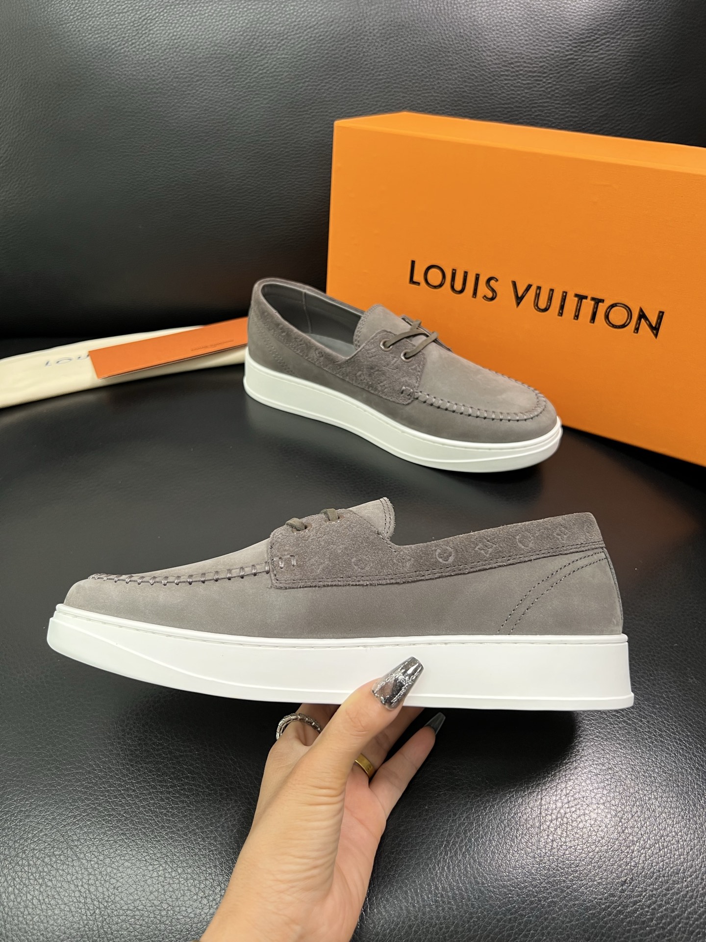 Lv 顶级代购 路易威登，一脚蹬运动板鞋专柜同步，鞋面意大利进口，高品质拼接缤纷色彩复杂工艺品，进口牛里