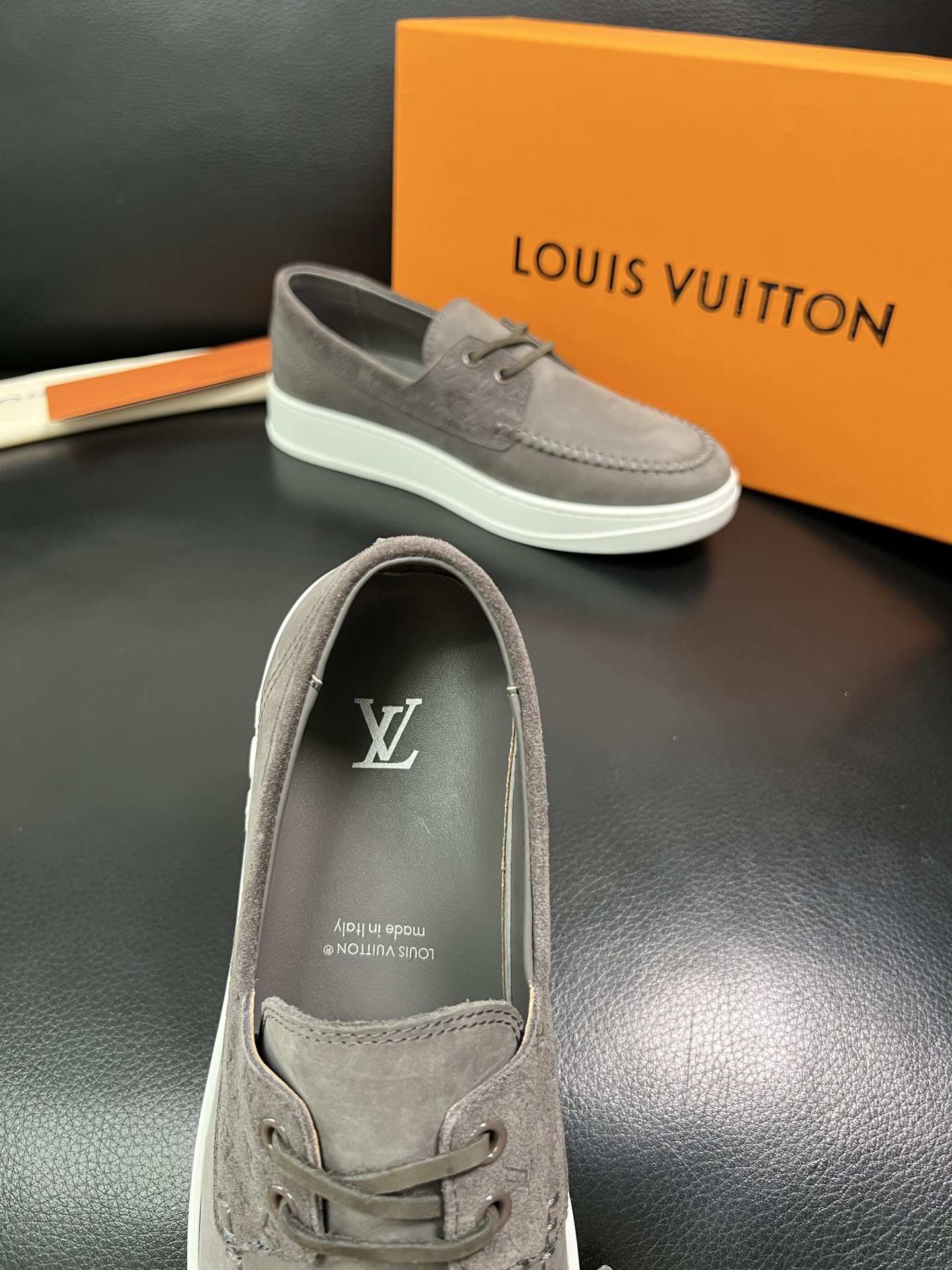 Lv 顶级代购 路易威登，一脚蹬运动板鞋专柜同步，鞋面意大利进口，高品质拼接缤纷色彩复杂工艺品，进口牛里