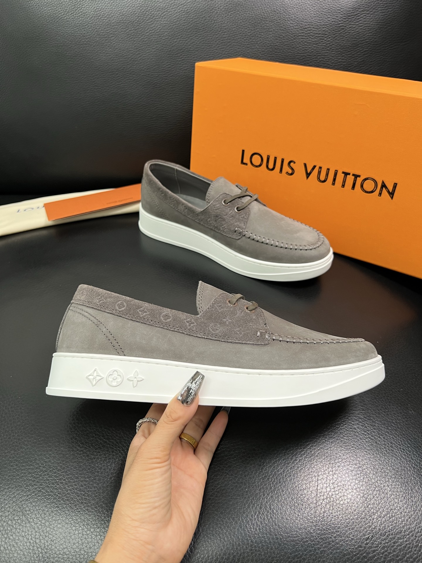 Lv 顶级代购 路易威登，一脚蹬运动板鞋专柜同步，鞋面意大利进口，高品质拼接缤纷色彩复杂工艺品，进口牛里
