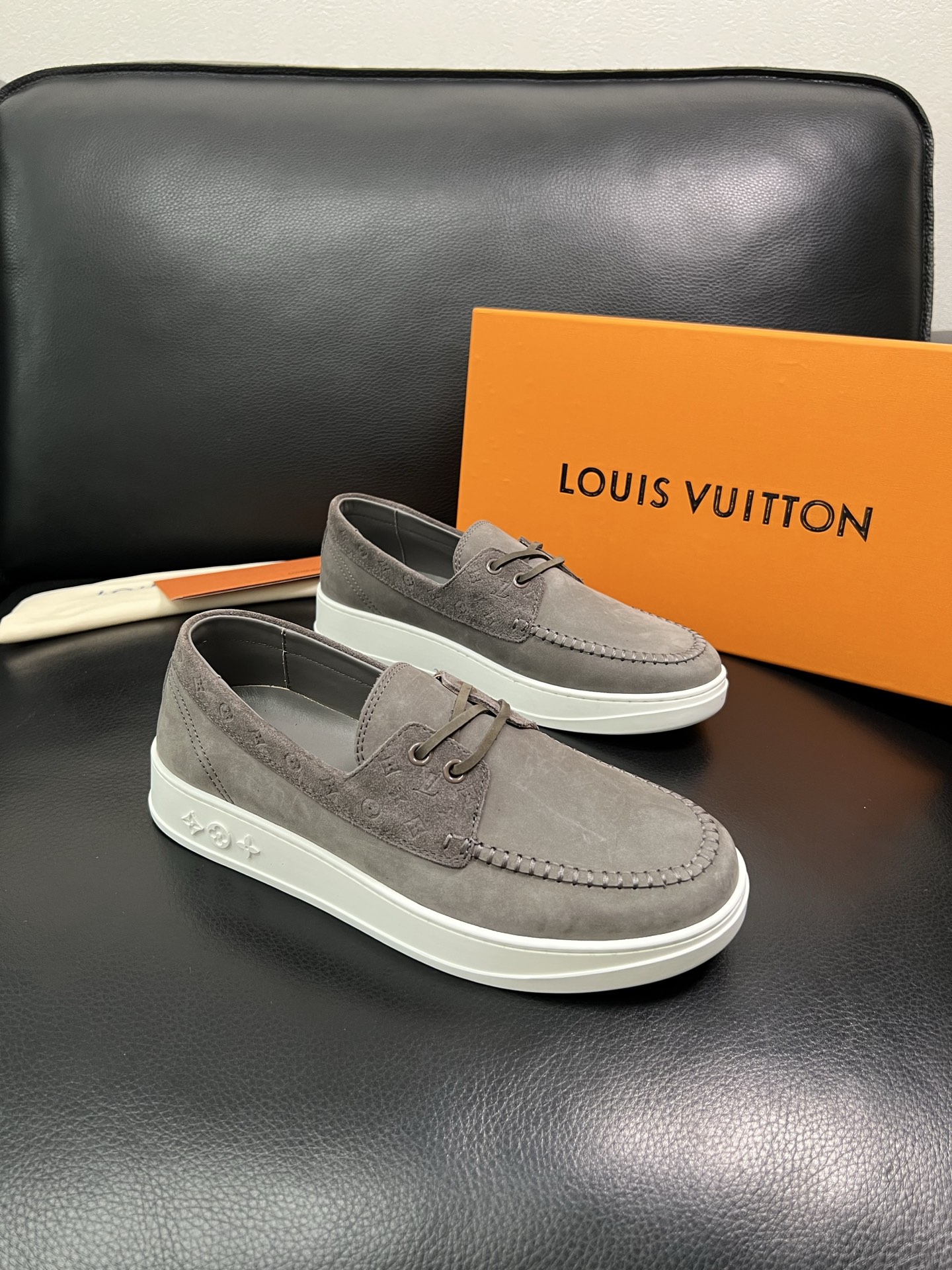 Lv 顶级代购 路易威登，一脚蹬运动板鞋专柜同步，鞋面意大利进口，高品质拼接缤纷色彩复杂工艺品，进口牛里