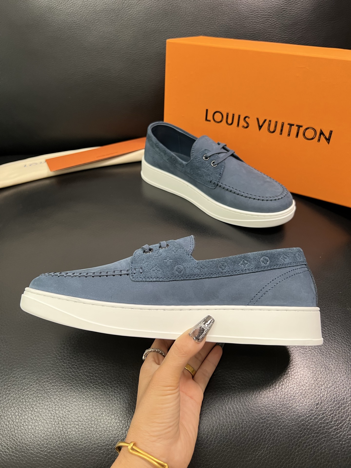 Lv 顶级代购 路易威登，一脚蹬运动板鞋专柜同步，鞋面意大利进口，高品质拼接缤纷色彩复杂工艺品，进口牛里