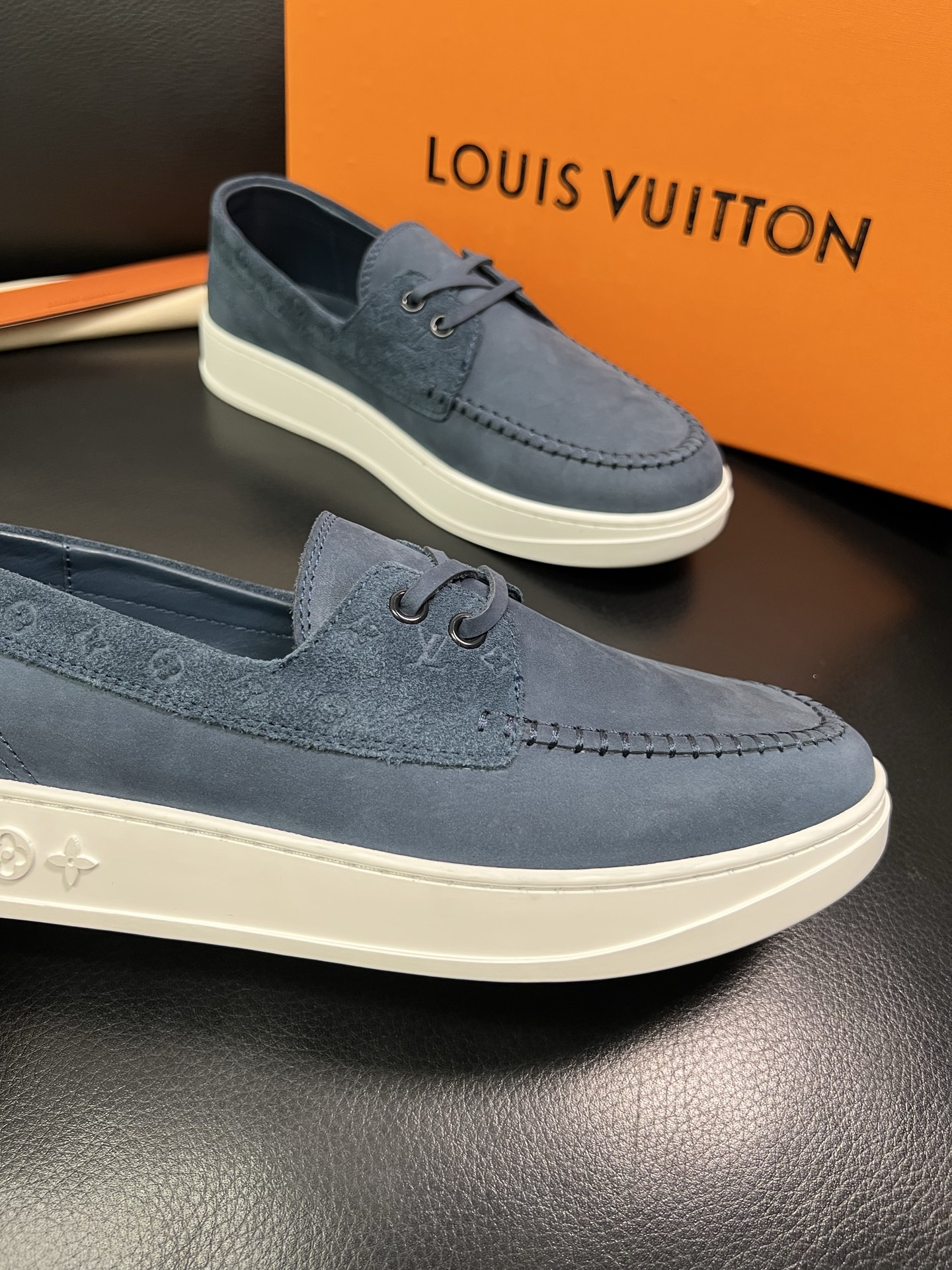 Lv 顶级代购 路易威登，一脚蹬运动板鞋专柜同步，鞋面意大利进口，高品质拼接缤纷色彩复杂工艺品，进口牛里