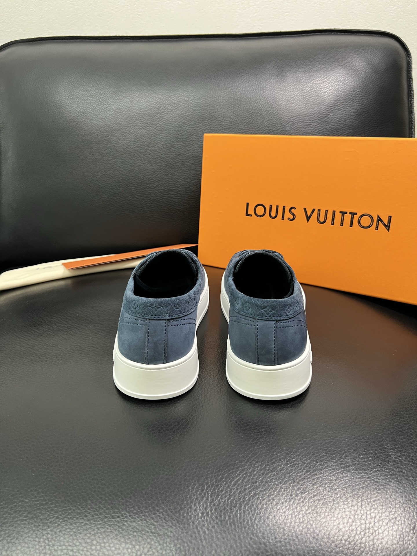 Lv 顶级代购 路易威登，一脚蹬运动板鞋专柜同步，鞋面意大利进口，高品质拼接缤纷色彩复杂工艺品，进口牛里