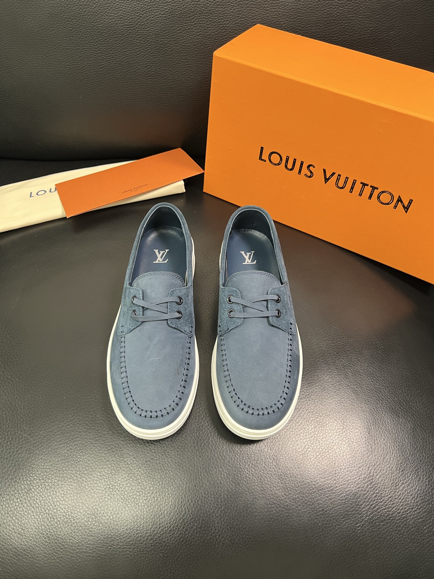 Lv 顶级代购 路易威登，一脚蹬运动板鞋专柜同步，鞋面意大利进口，高品质拼接缤纷色彩复杂工艺品，进口牛里