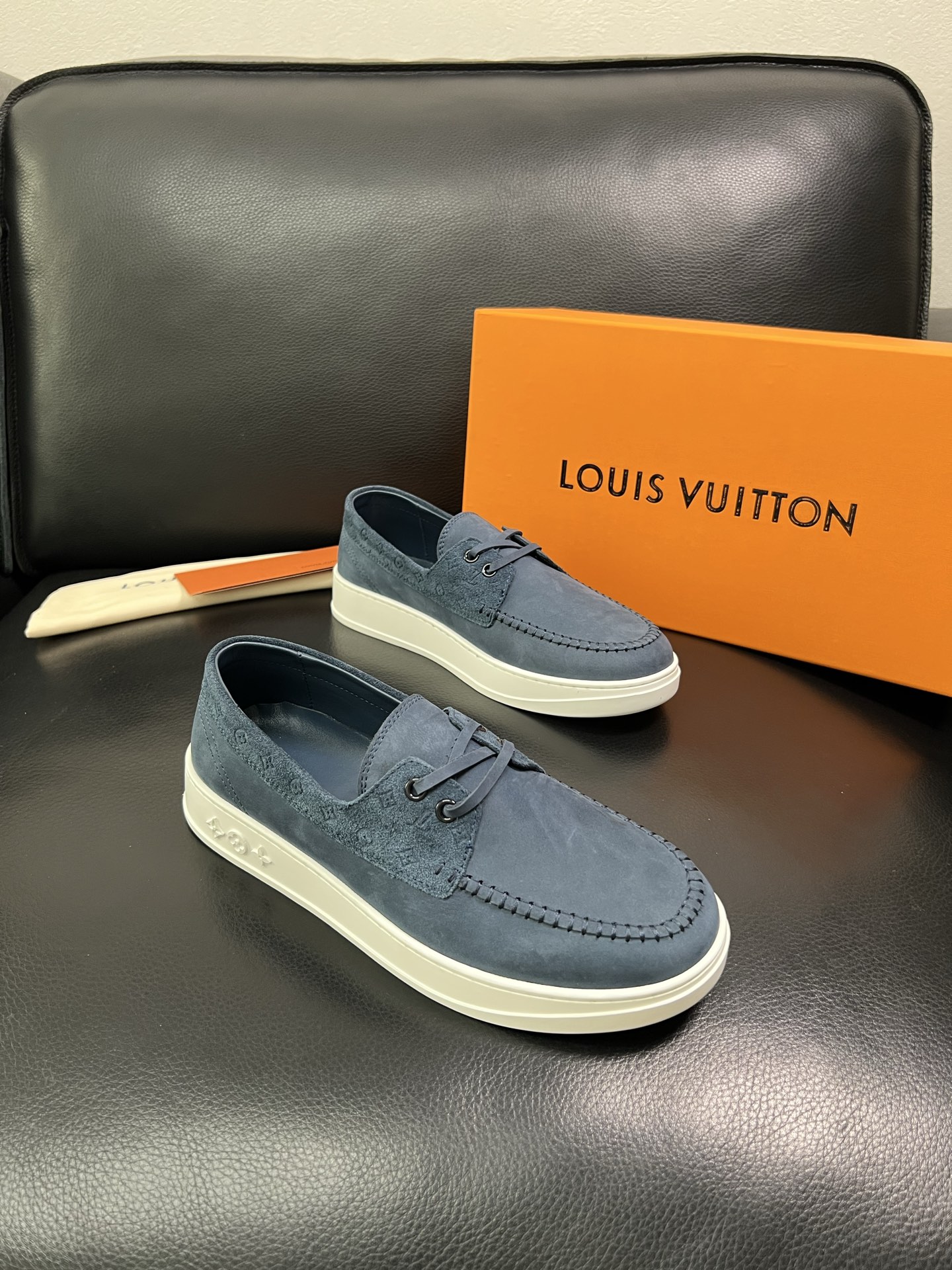 Lv 顶级代购 路易威登，一脚蹬运动板鞋专柜同步，鞋面意大利进口，高品质拼接缤纷色彩复杂工艺品，进口牛里
