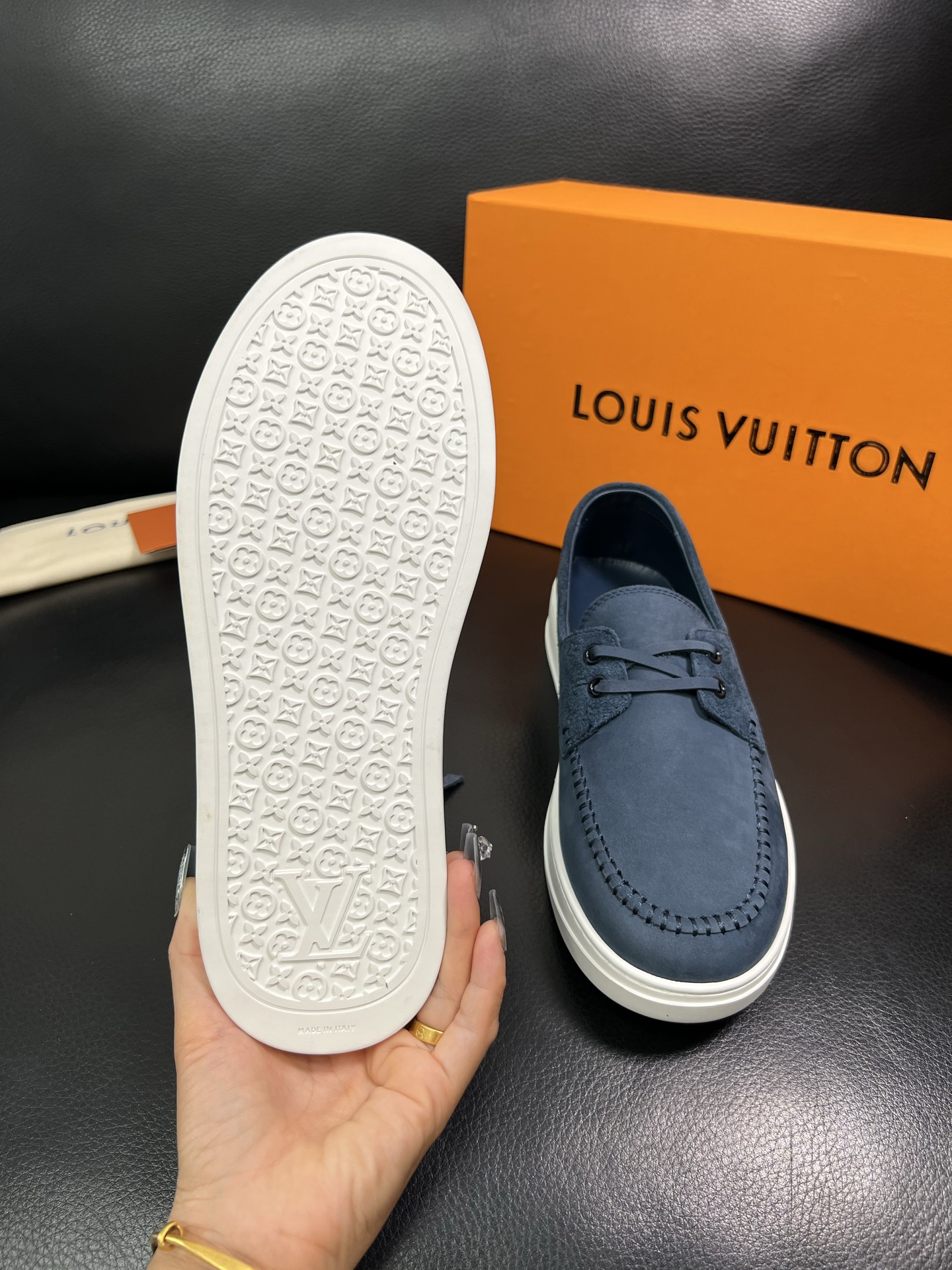 Lv 顶级代购 路易威登，一脚蹬运动板鞋专柜同步，鞋面意大利进口，高品质拼接缤纷色彩复杂工艺品，进口牛里