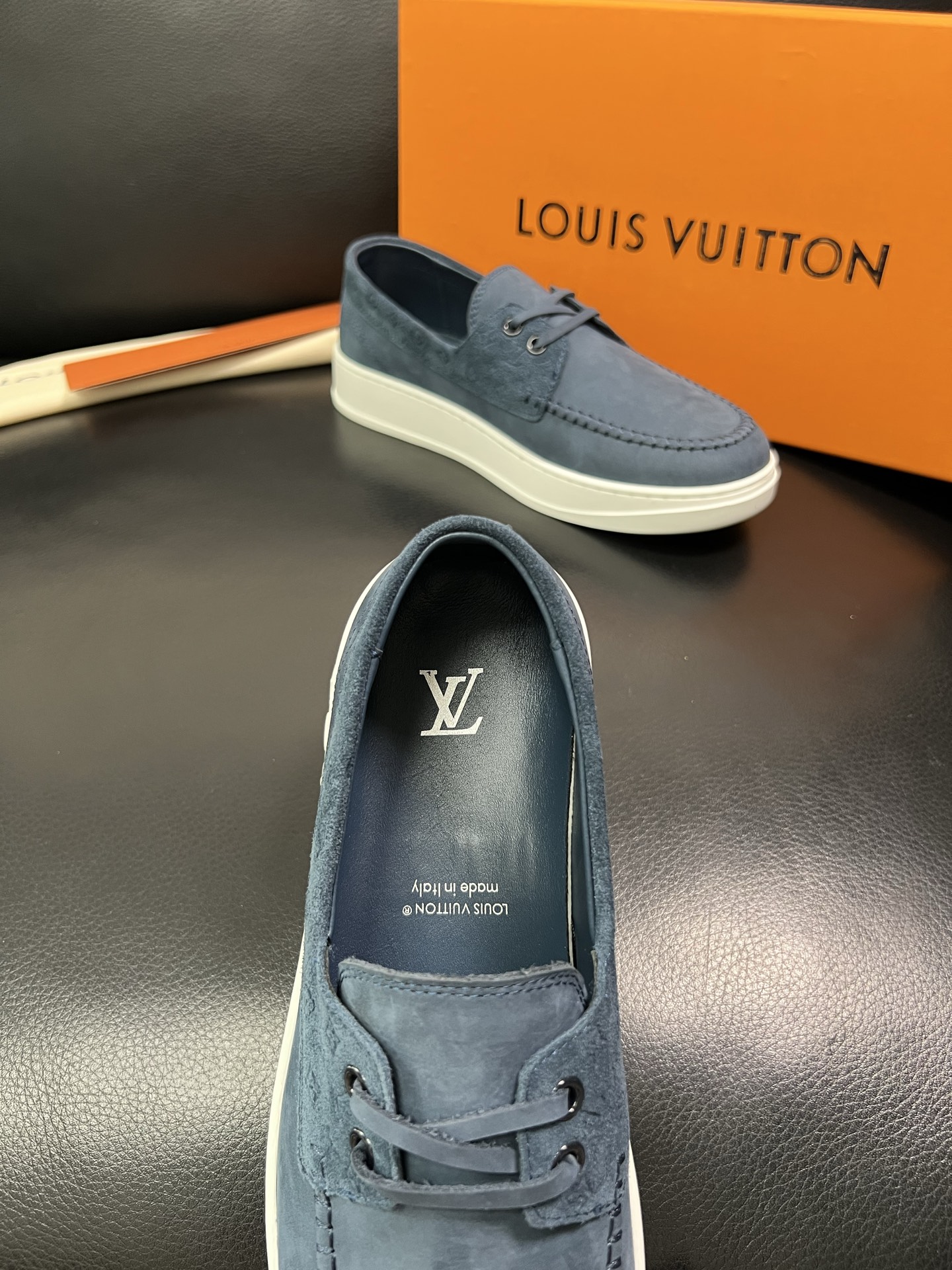 Lv 顶级代购 路易威登，一脚蹬运动板鞋专柜同步，鞋面意大利进口，高品质拼接缤纷色彩复杂工艺品，进口牛里