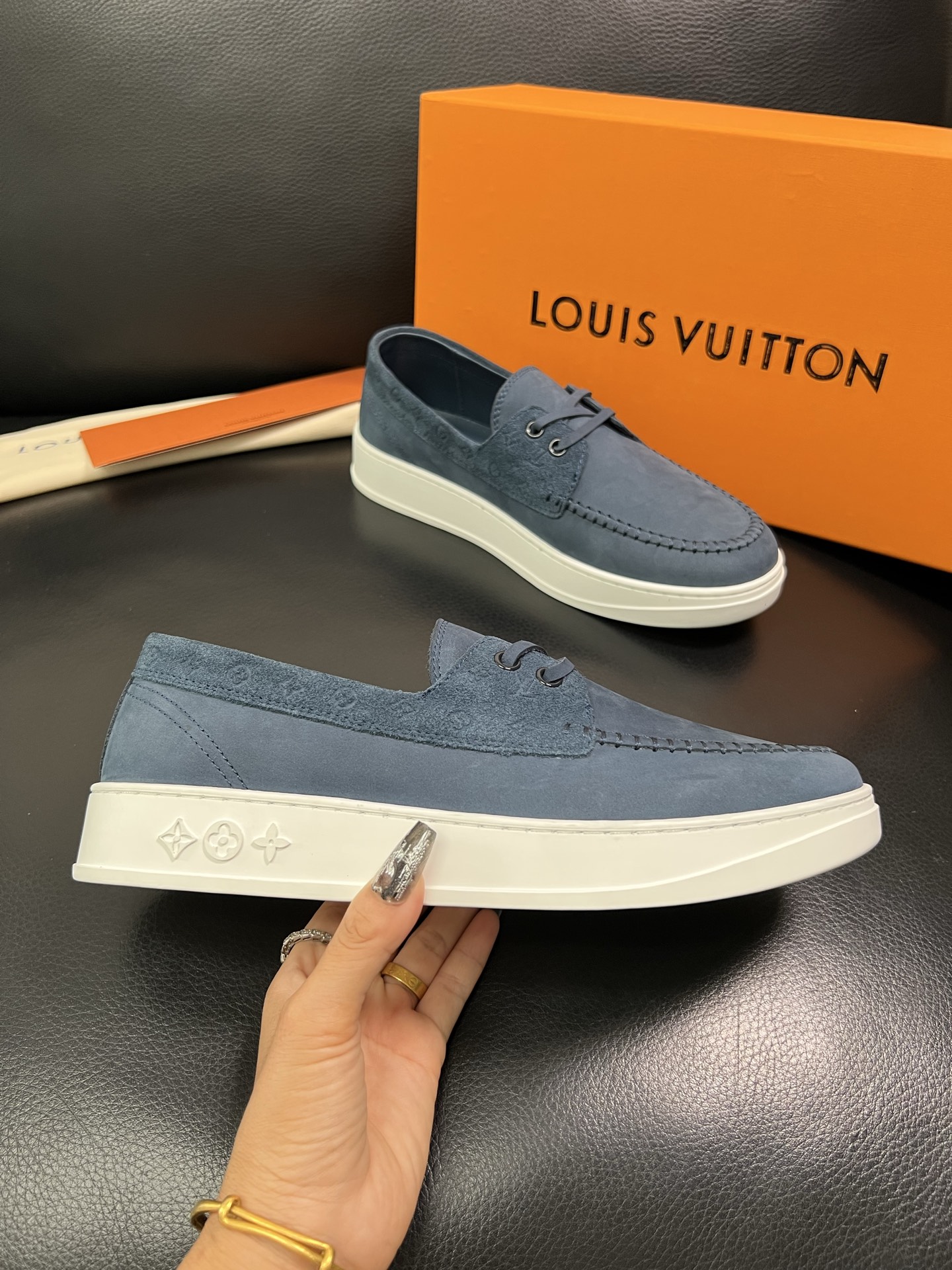 Lv 顶级代购 路易威登，一脚蹬运动板鞋专柜同步，鞋面意大利进口，高品质拼接缤纷色彩复杂工艺品，进口牛里