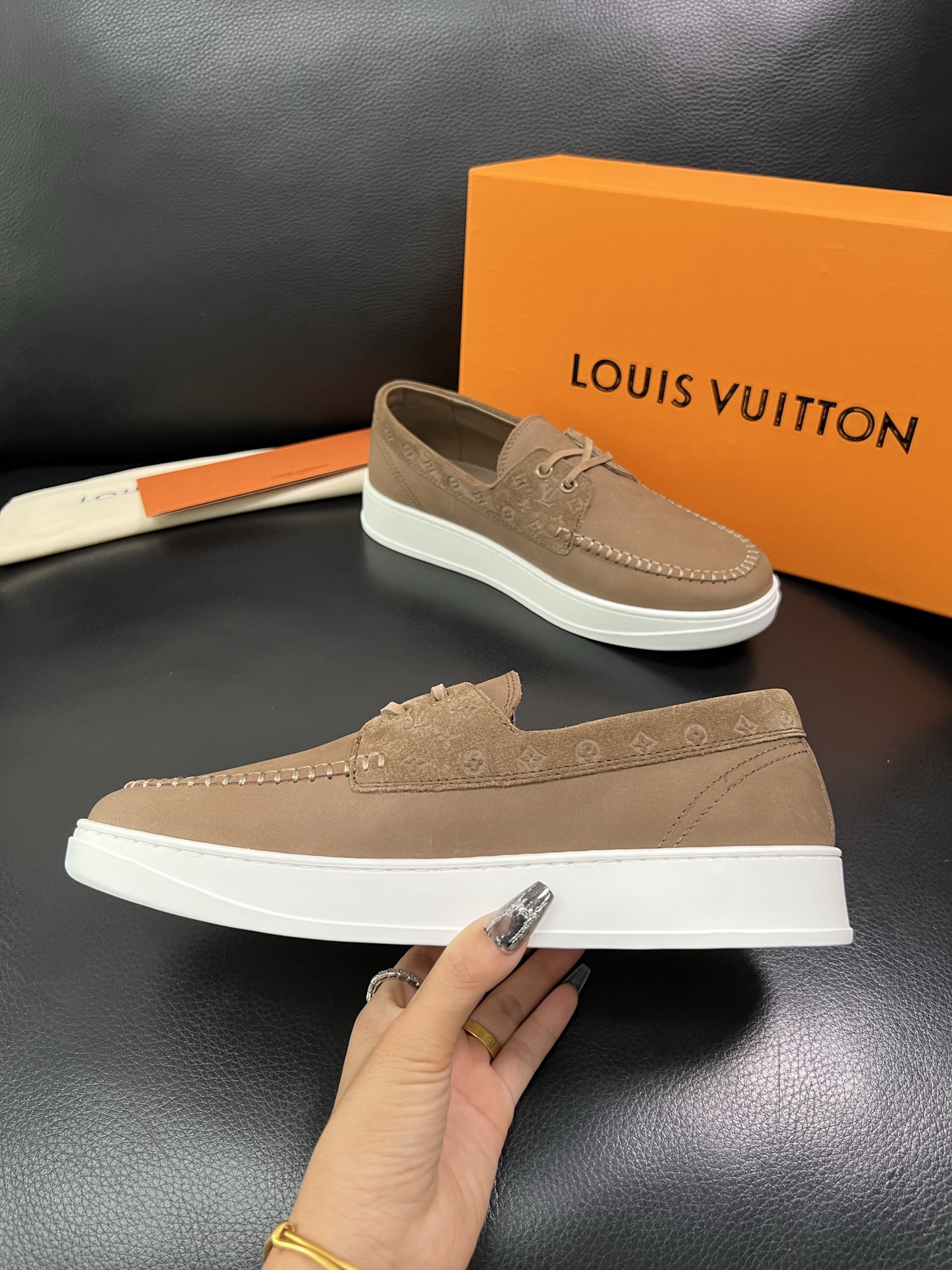 Lv 顶级代购 路易威登，一脚蹬运动板鞋专柜同步，鞋面意大利进口，高品质拼接缤纷色彩复杂工艺品，进口牛里