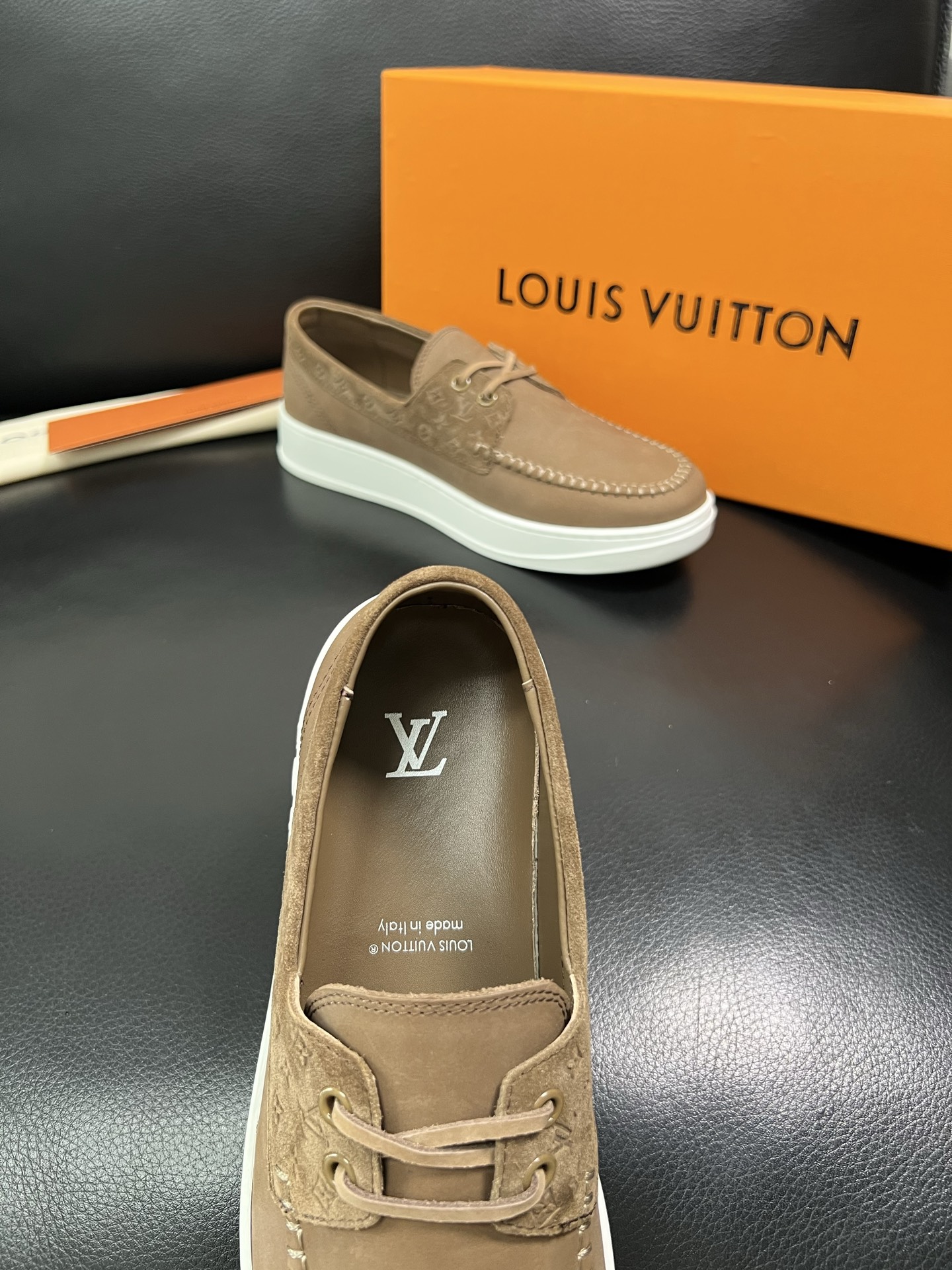 Lv 顶级代购 路易威登，一脚蹬运动板鞋专柜同步，鞋面意大利进口，高品质拼接缤纷色彩复杂工艺品，进口牛里