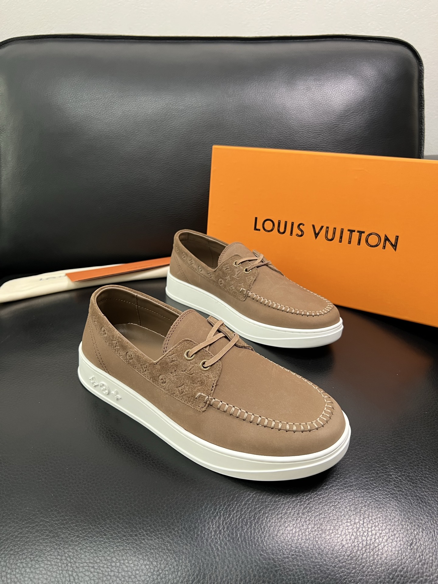 Lv 顶级代购 路易威登，一脚蹬运动板鞋专柜同步，鞋面意大利进口，高品质拼接缤纷色彩复杂工艺品，进口牛里