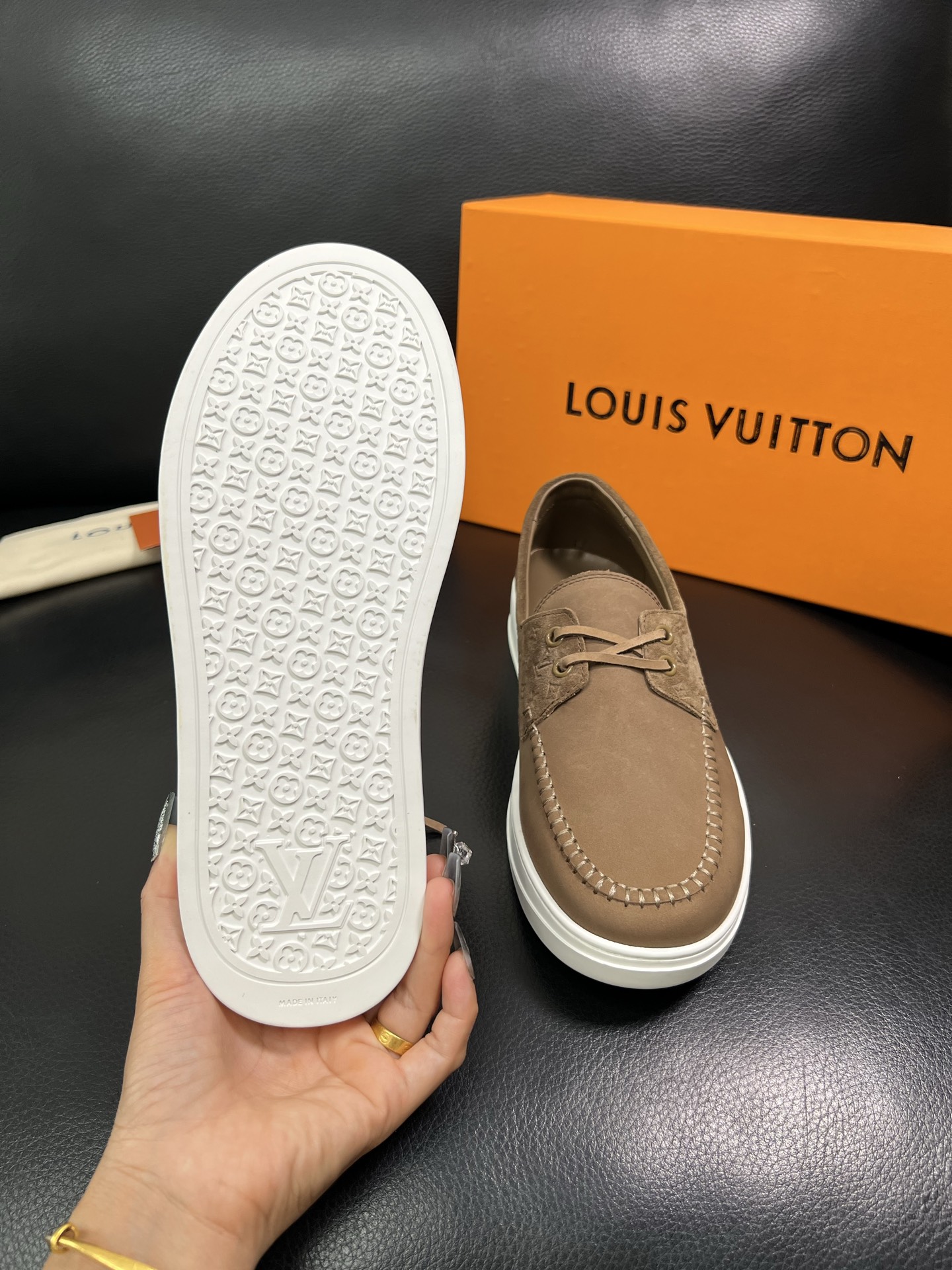 Lv 顶级代购 路易威登，一脚蹬运动板鞋专柜同步，鞋面意大利进口，高品质拼接缤纷色彩复杂工艺品，进口牛里