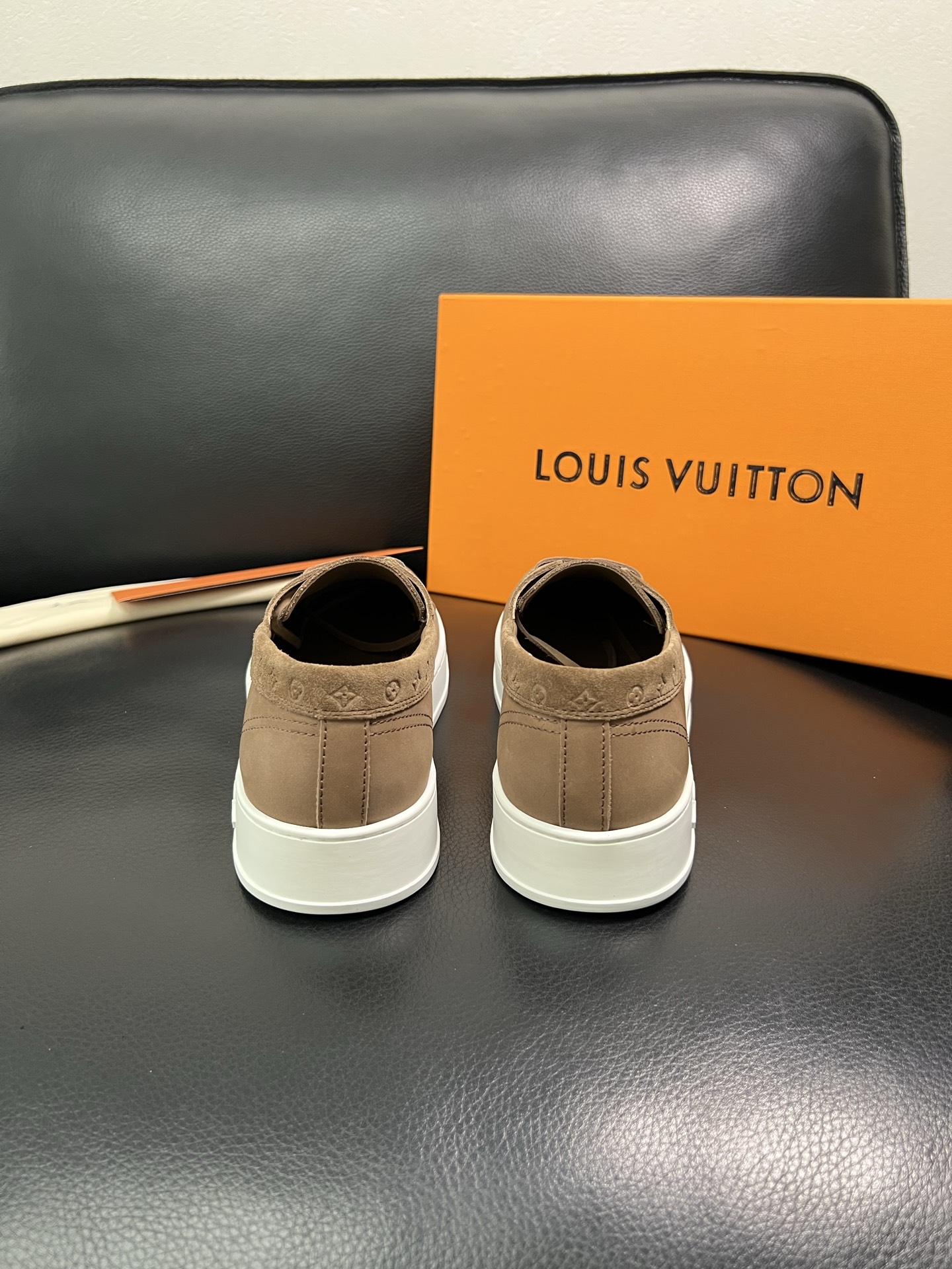 Lv 顶级代购 路易威登，一脚蹬运动板鞋专柜同步，鞋面意大利进口，高品质拼接缤纷色彩复杂工艺品，进口牛里