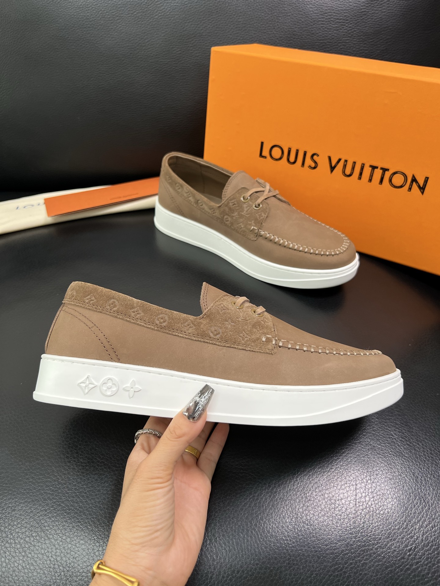 Lv 顶级代购 路易威登，一脚蹬运动板鞋专柜同步，鞋面意大利进口，高品质拼接缤纷色彩复杂工艺品，进口牛里