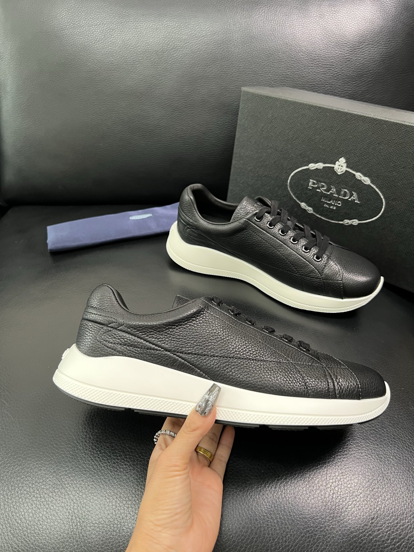 Prada 顶级工艺品，普拉达 专柜同步，原厂配置意大利进口牛皮面料，进口牛皮内里垫，透气舒适，鞋底：原