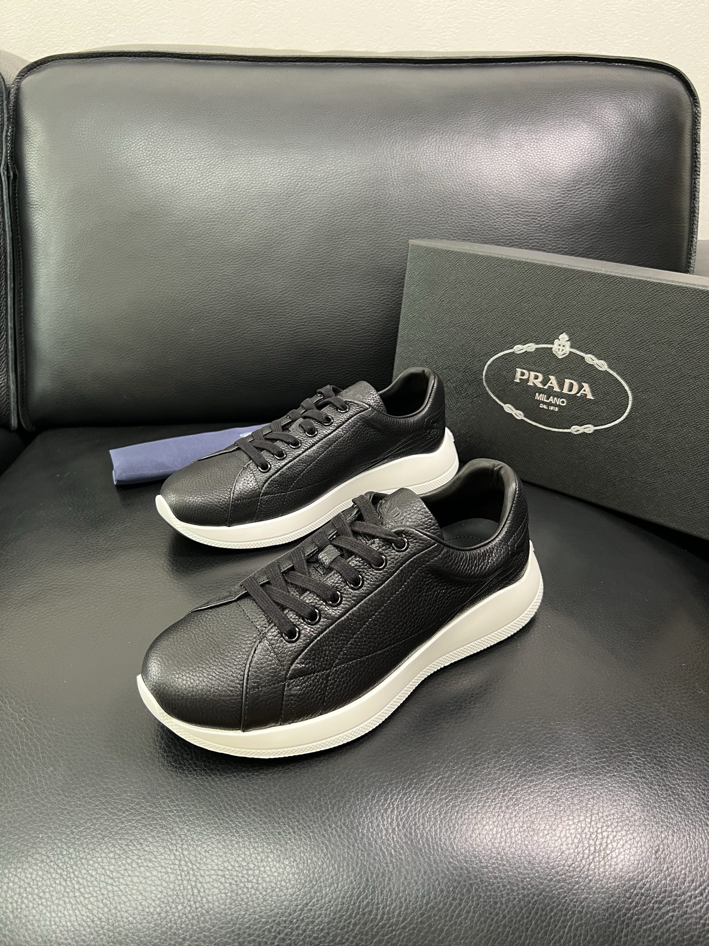 Prada 顶级工艺品，普拉达 专柜同步，原厂配置意大利进口牛皮面料，进口牛皮内里垫，透气舒适，鞋底：原