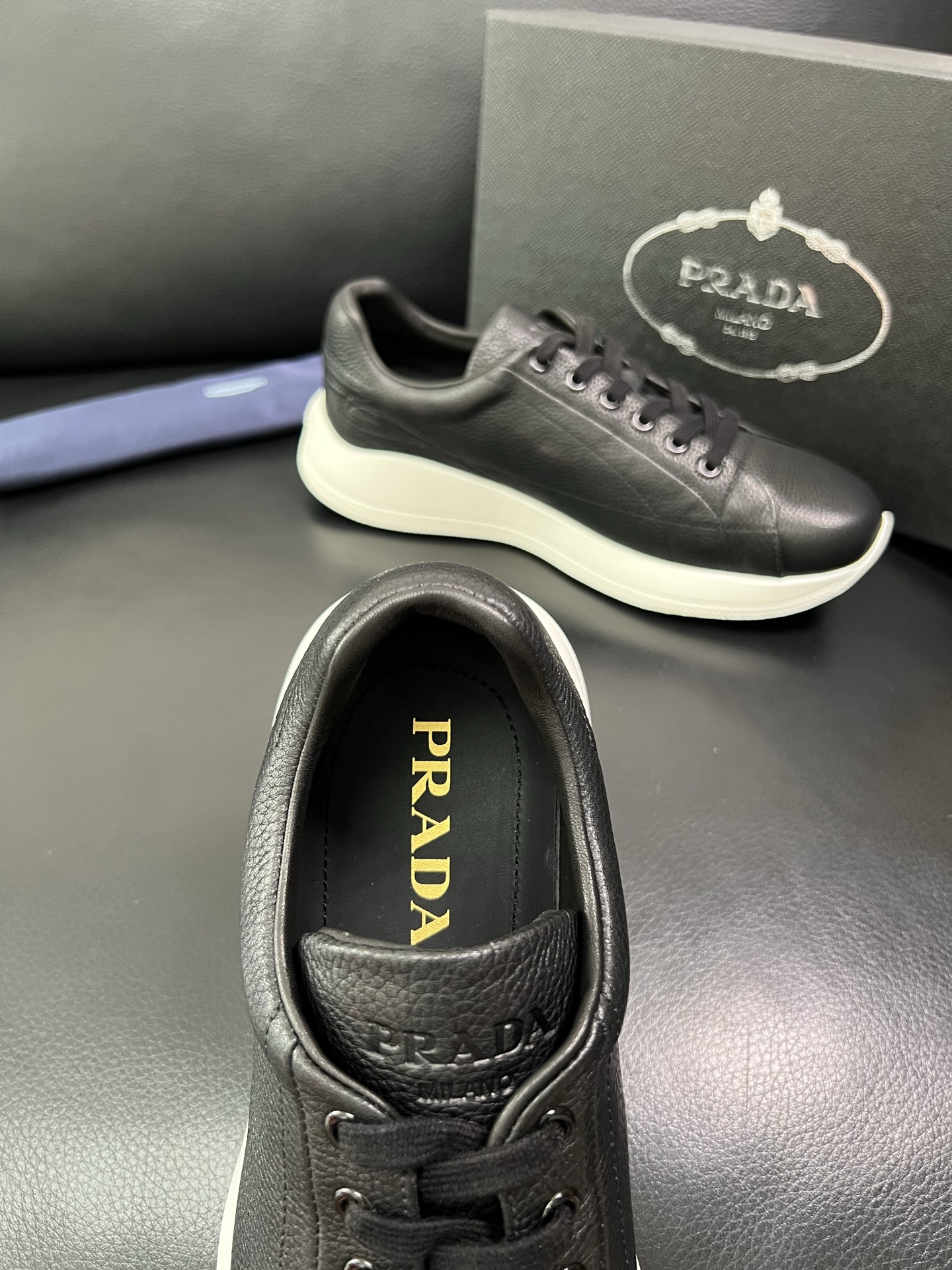 Prada 顶级工艺品，普拉达 专柜同步，原厂配置意大利进口牛皮面料，进口牛皮内里垫，透气舒适，鞋底：原
