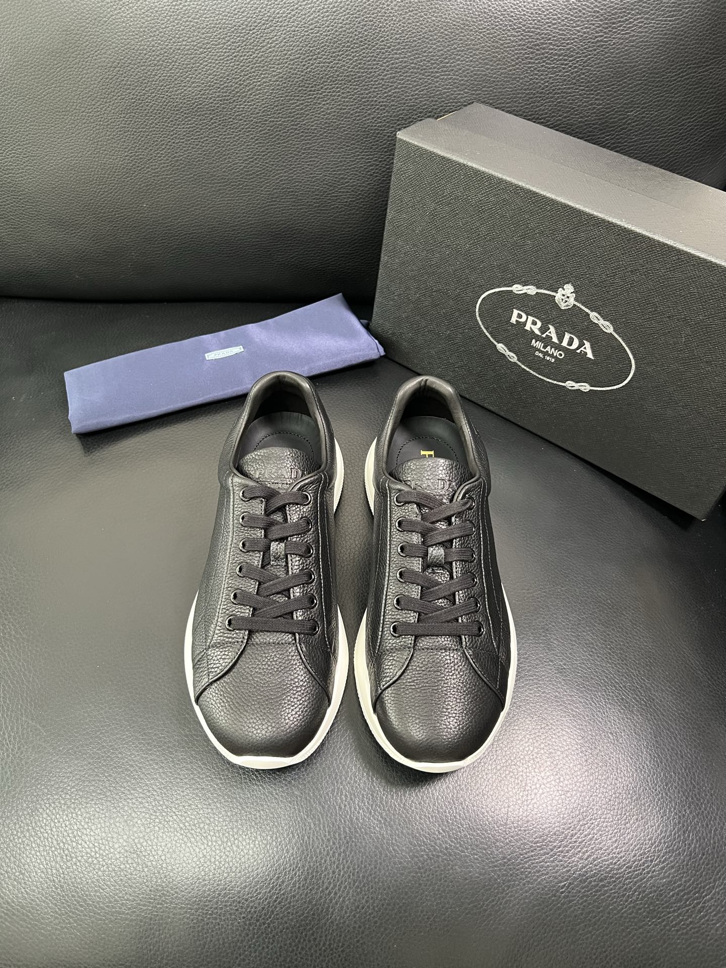 Prada 顶级工艺品，普拉达 专柜同步，原厂配置意大利进口牛皮面料，进口牛皮内里垫，透气舒适，鞋底：原