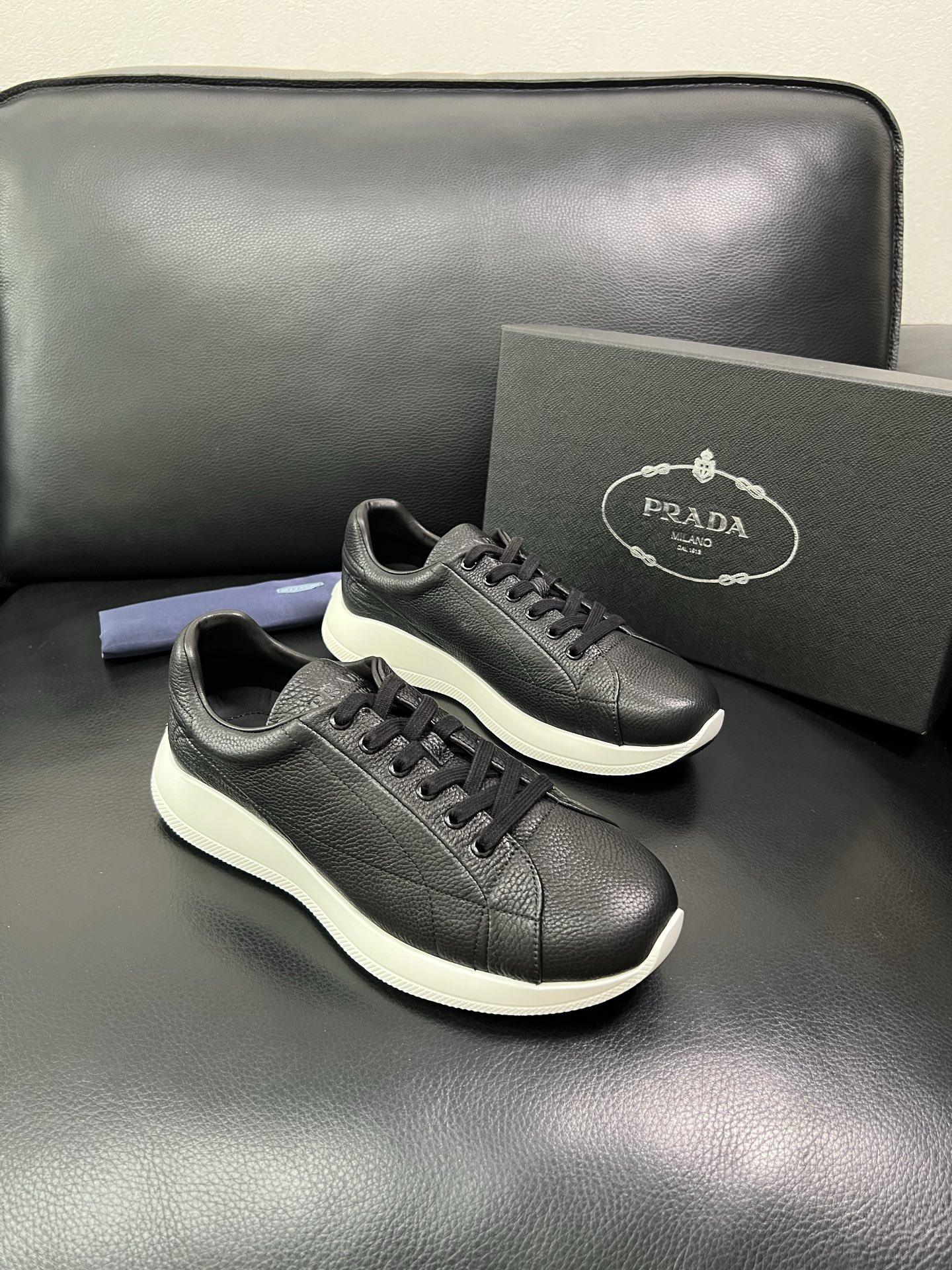 Prada 顶级工艺品，普拉达 专柜同步，原厂配置意大利进口牛皮面料，进口牛皮内里垫，透气舒适，鞋底：原