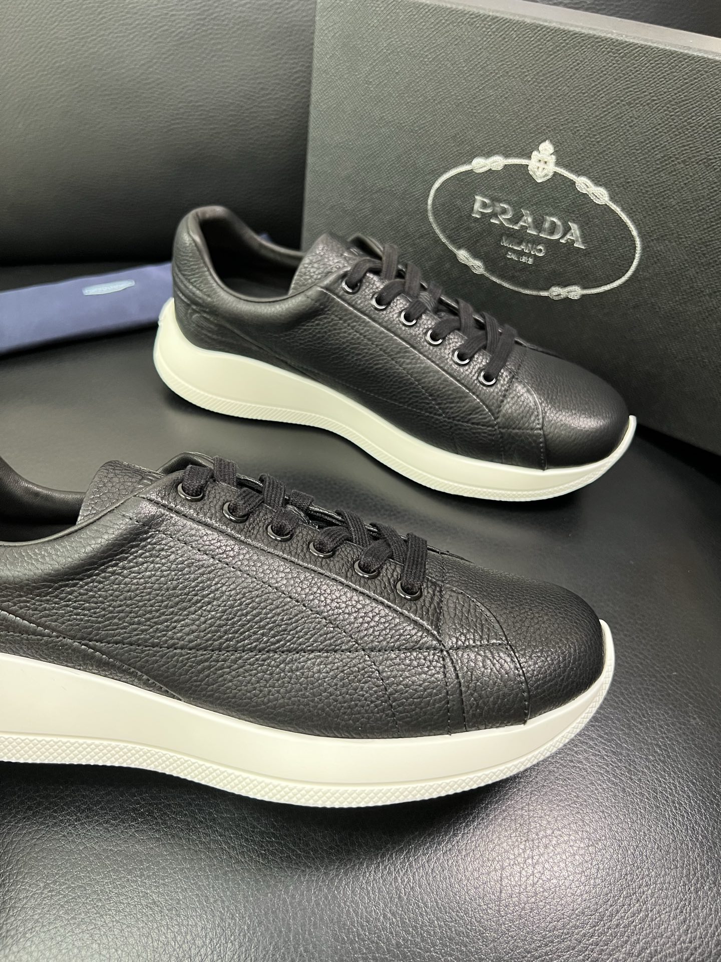 Prada 顶级工艺品，普拉达 专柜同步，原厂配置意大利进口牛皮面料，进口牛皮内里垫，透气舒适，鞋底：原
