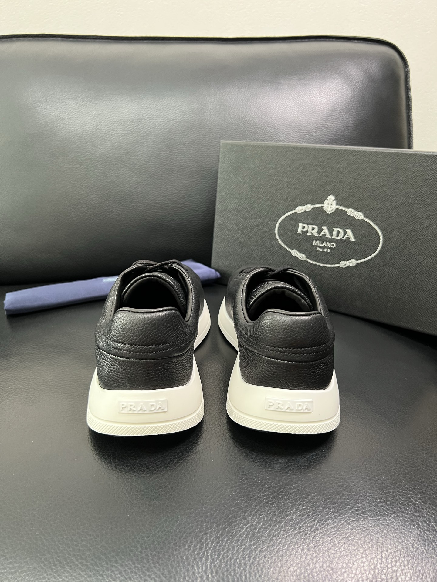 Prada 顶级工艺品，普拉达 专柜同步，原厂配置意大利进口牛皮面料，进口牛皮内里垫，透气舒适，鞋底：原