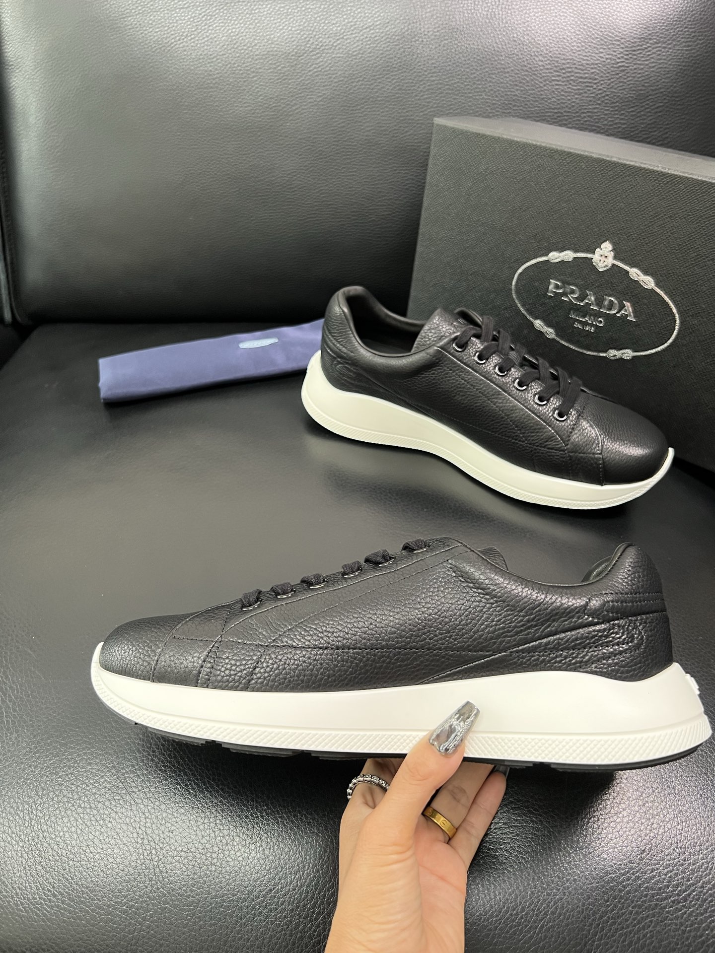 Prada 顶级工艺品，普拉达 专柜同步，原厂配置意大利进口牛皮面料，进口牛皮内里垫，透气舒适，鞋底：原
