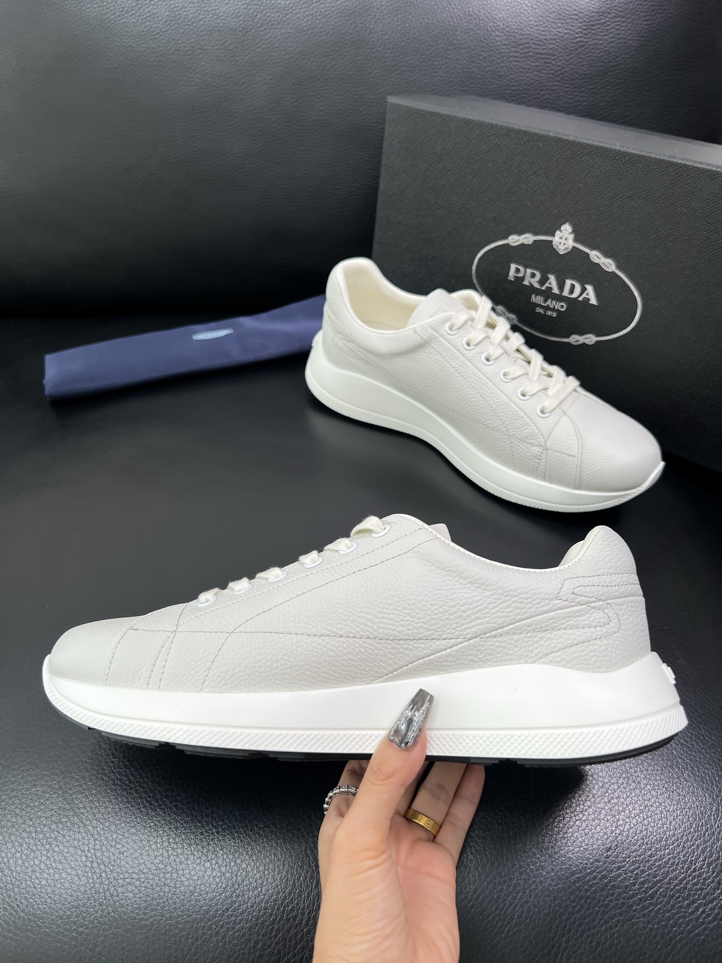 Prada 顶级工艺品，普拉达 专柜同步，原厂配置意大利进口牛皮面料，进口牛皮内里垫，透气舒适，鞋底：原