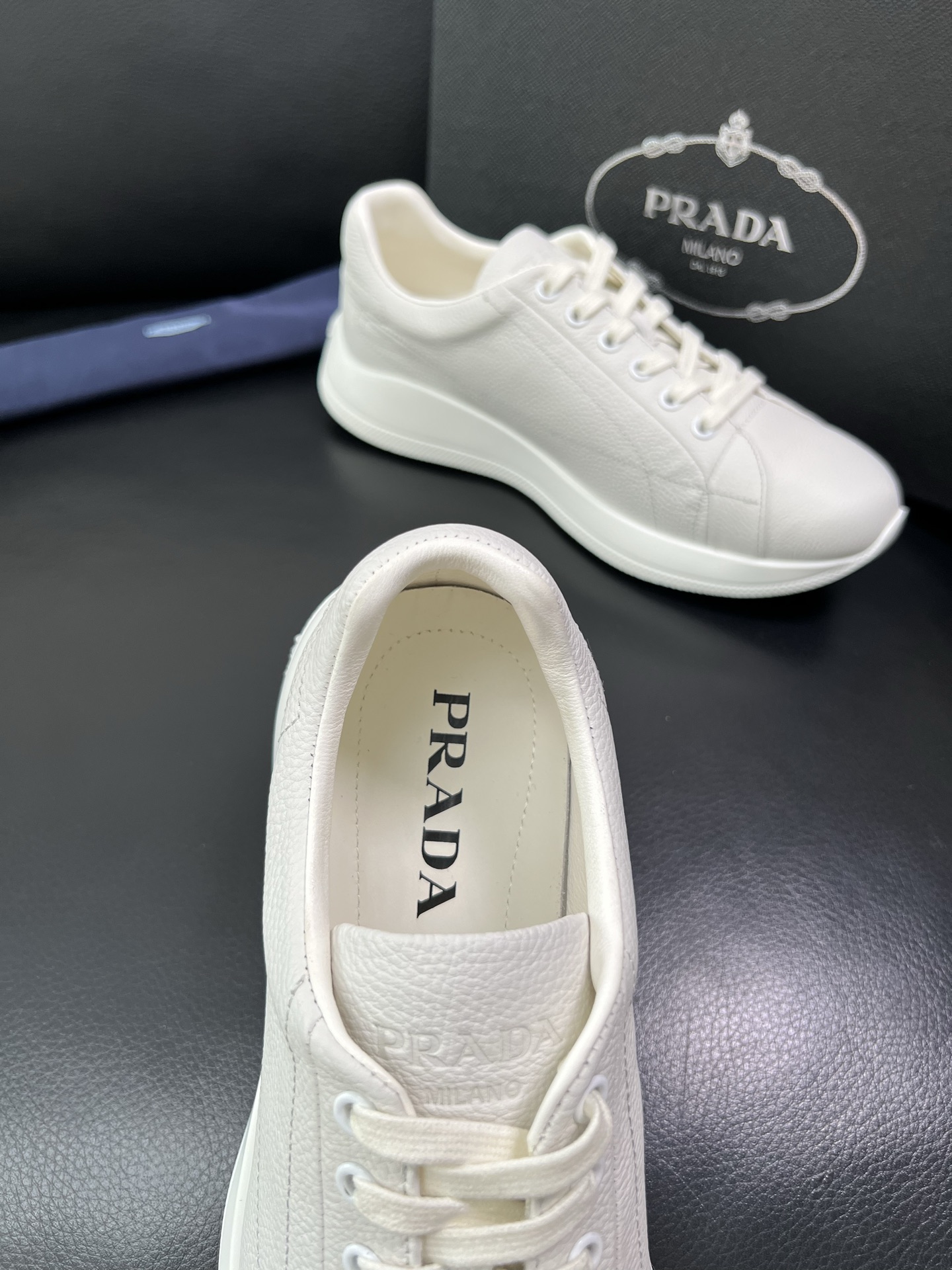 Prada 顶级工艺品，普拉达 专柜同步，原厂配置意大利进口牛皮面料，进口牛皮内里垫，透气舒适，鞋底：原