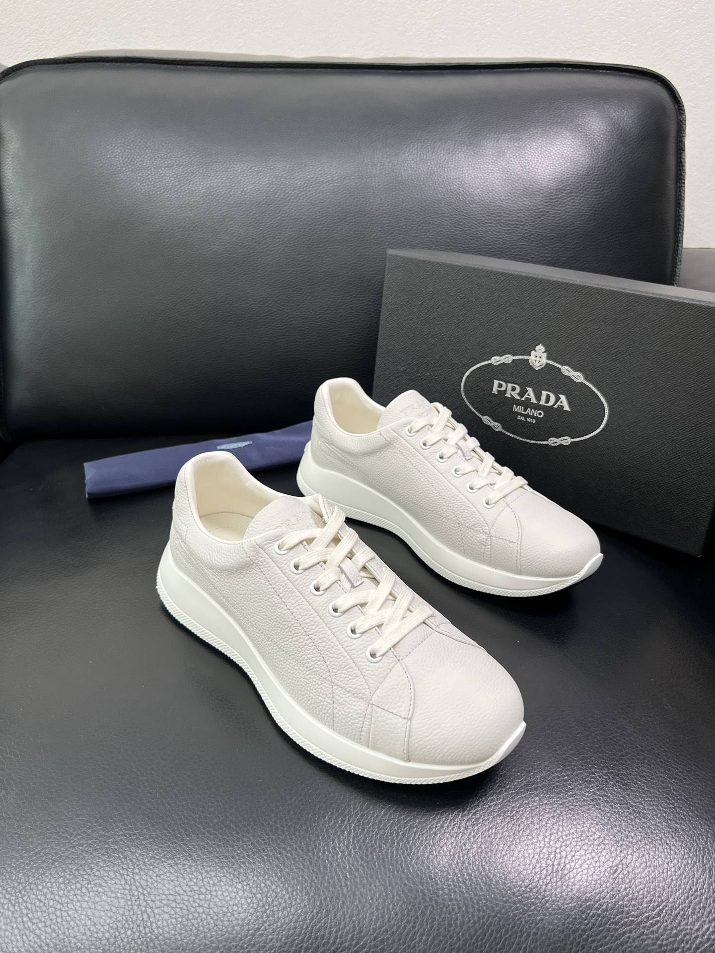 Prada 顶级工艺品，普拉达 专柜同步，原厂配置意大利进口牛皮面料，进口牛皮内里垫，透气舒适，鞋底：原