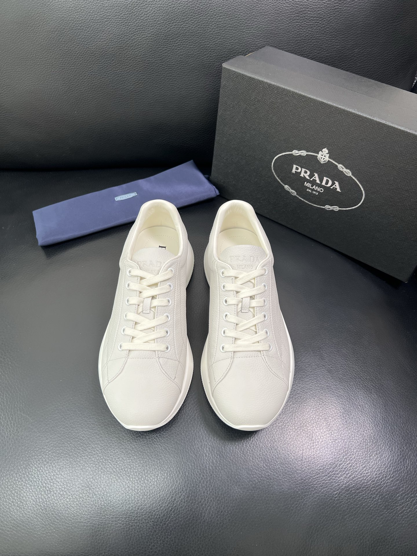 Prada 顶级工艺品，普拉达 专柜同步，原厂配置意大利进口牛皮面料，进口牛皮内里垫，透气舒适，鞋底：原