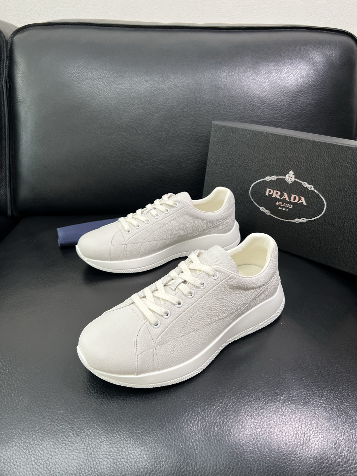 Prada 顶级工艺品，普拉达 专柜同步，原厂配置意大利进口牛皮面料，进口牛皮内里垫，透气舒适，鞋底：原