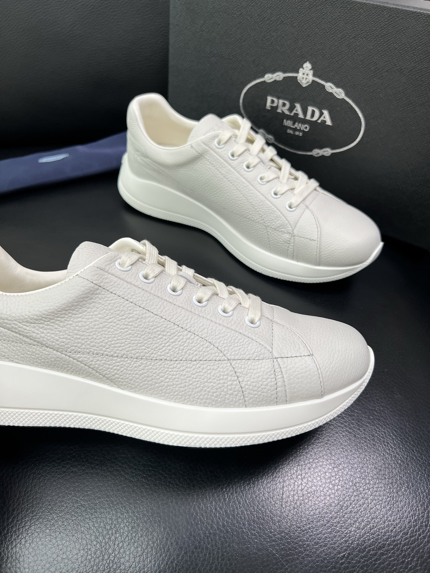Prada 顶级工艺品，普拉达 专柜同步，原厂配置意大利进口牛皮面料，进口牛皮内里垫，透气舒适，鞋底：原
