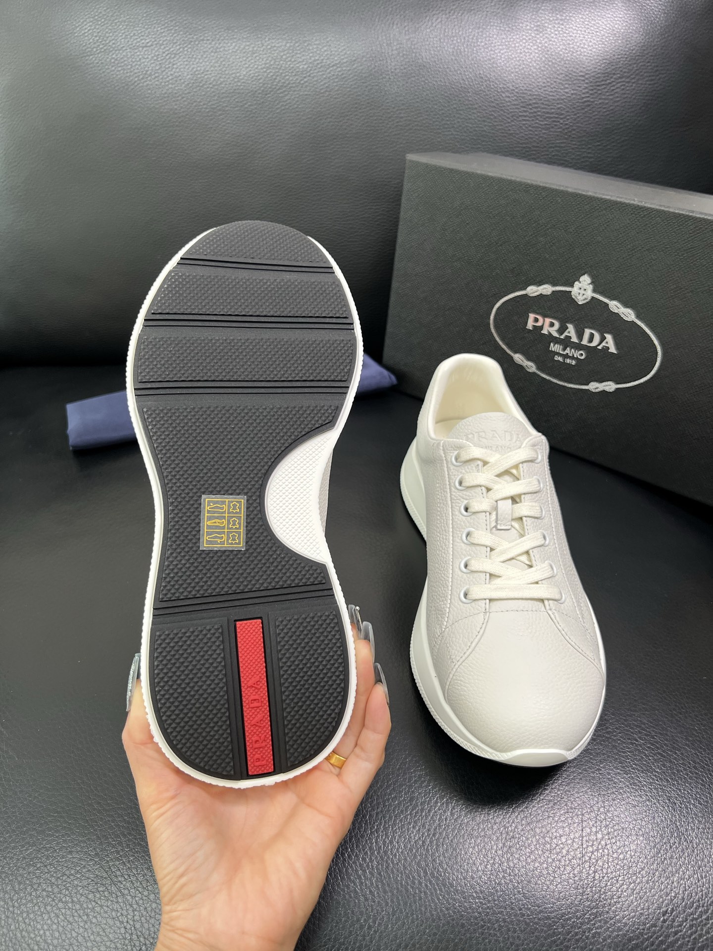 Prada 顶级工艺品，普拉达 专柜同步，原厂配置意大利进口牛皮面料，进口牛皮内里垫，透气舒适，鞋底：原