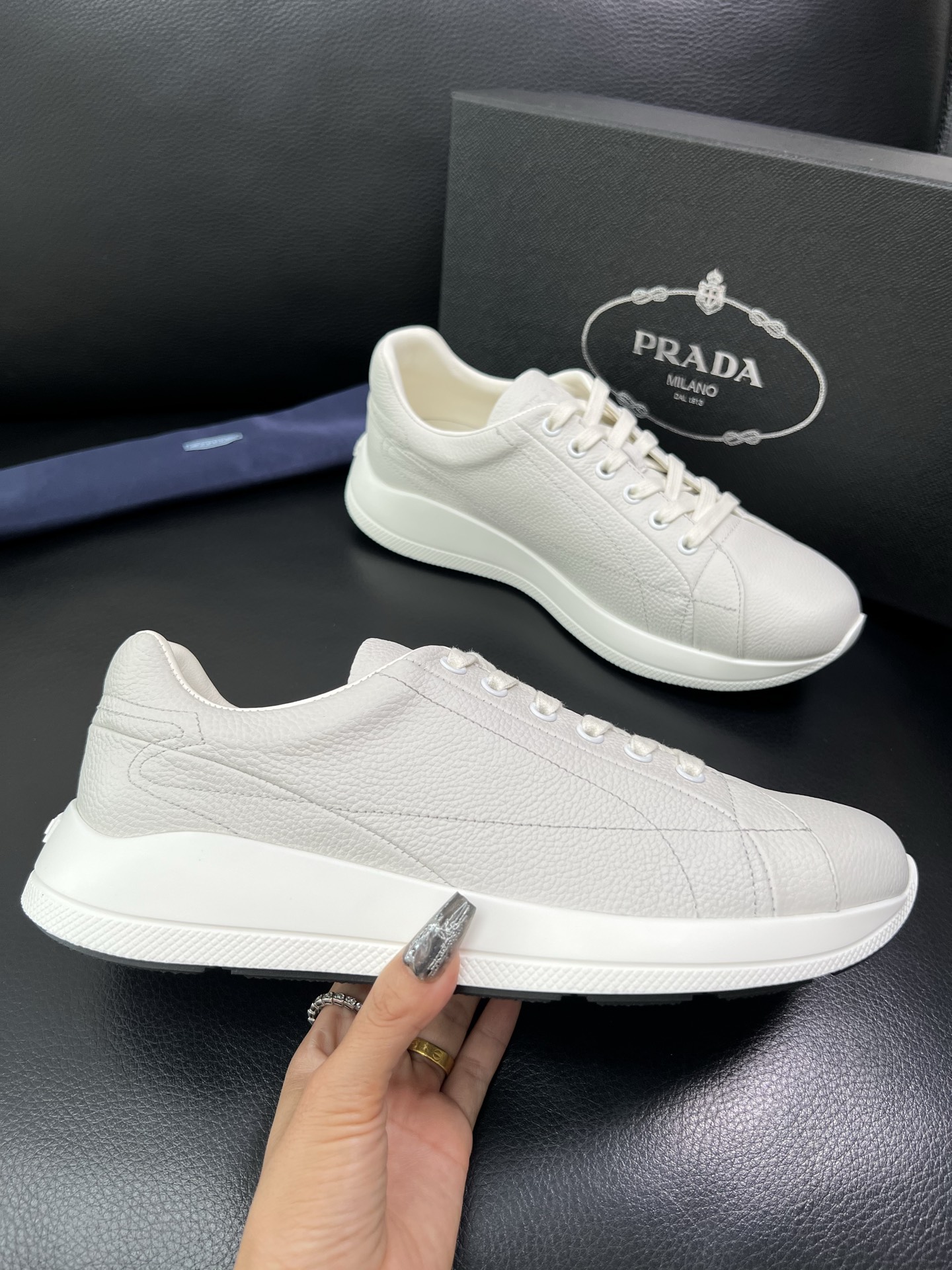 Prada 顶级工艺品，普拉达 专柜同步，原厂配置意大利进口牛皮面料，进口牛皮内里垫，透气舒适，鞋底：原