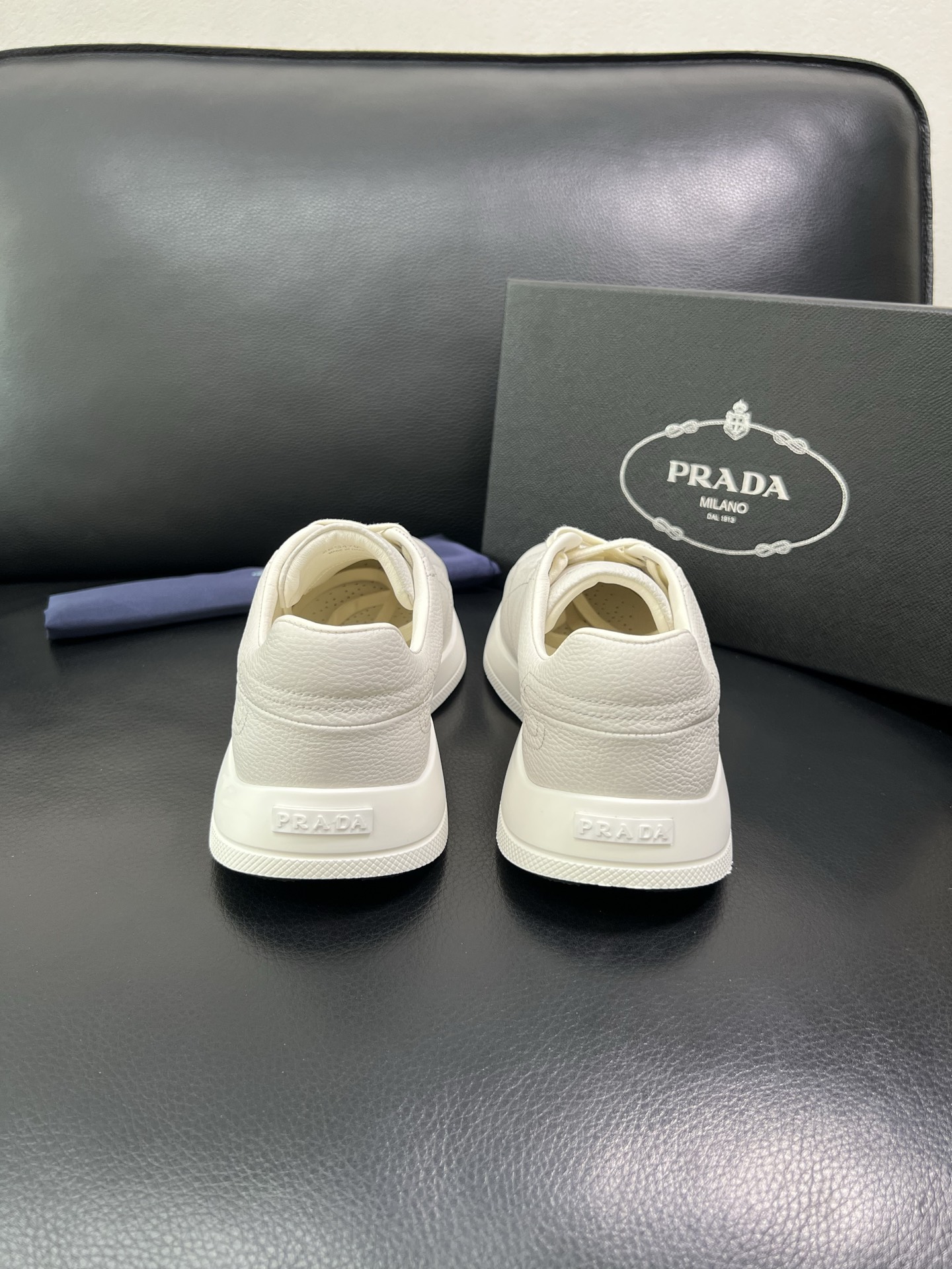 Prada 顶级工艺品，普拉达 专柜同步，原厂配置意大利进口牛皮面料，进口牛皮内里垫，透气舒适，鞋底：原