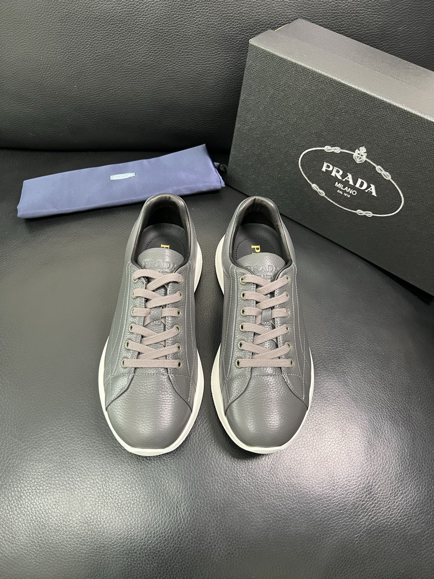Prada 顶级工艺品，普拉达 专柜同步，原厂配置意大利进口牛皮面料，进口牛皮内里垫，透气舒适，鞋底：原