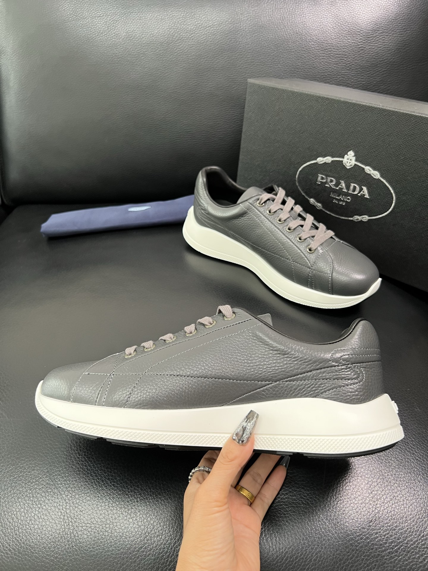 Prada 顶级工艺品，普拉达 专柜同步，原厂配置意大利进口牛皮面料，进口牛皮内里垫，透气舒适，鞋底：原