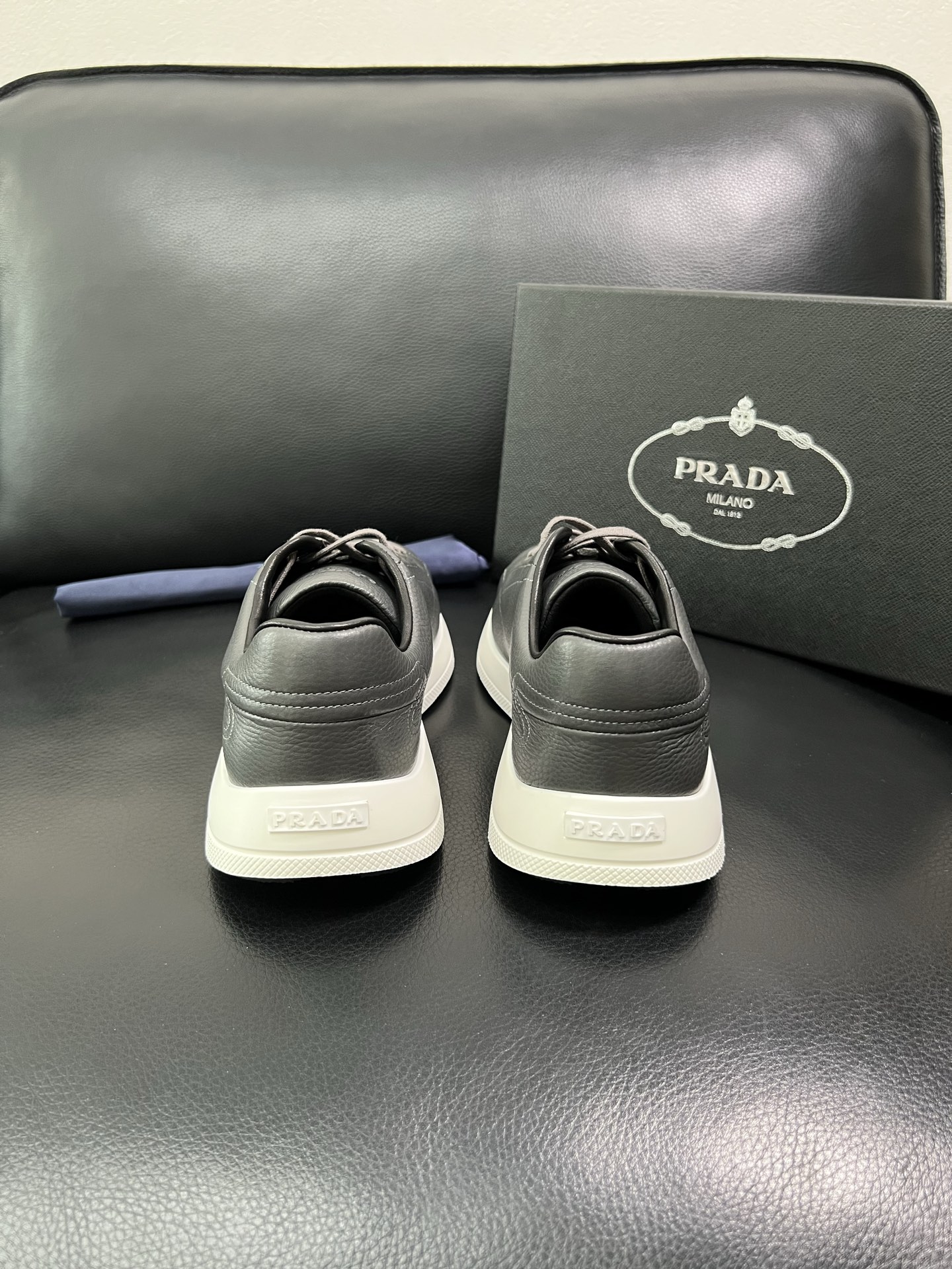 Prada 顶级工艺品，普拉达 专柜同步，原厂配置意大利进口牛皮面料，进口牛皮内里垫，透气舒适，鞋底：原