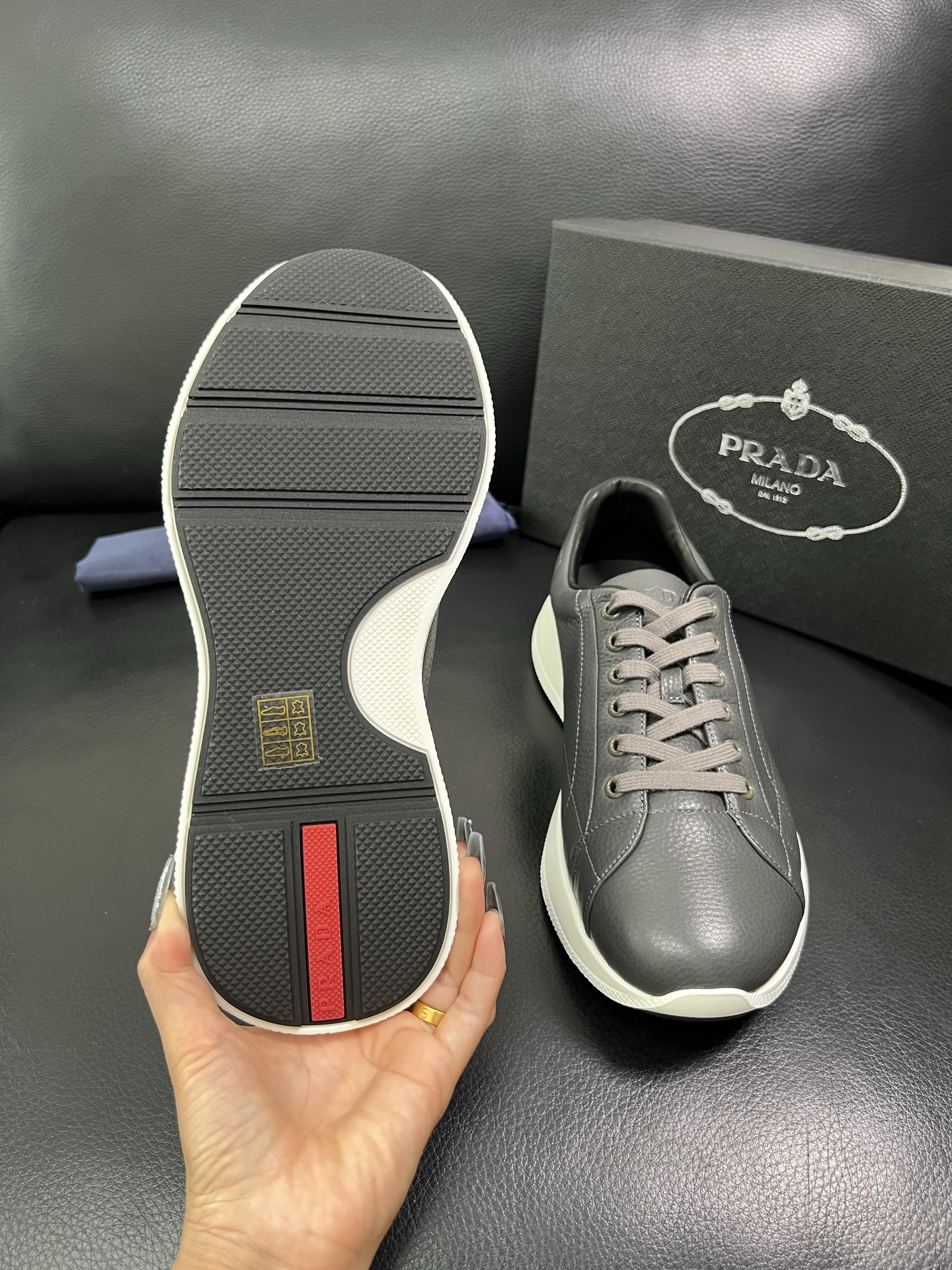 Prada 顶级工艺品，普拉达 专柜同步，原厂配置意大利进口牛皮面料，进口牛皮内里垫，透气舒适，鞋底：原