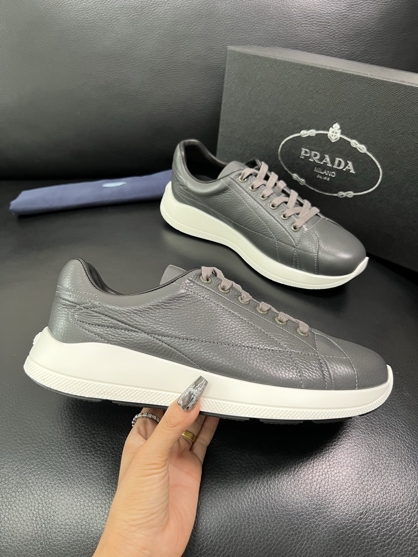 Prada 顶级工艺品，普拉达 专柜同步，原厂配置意大利进口牛皮面料，进口牛皮内里垫，透气舒适，鞋底：原